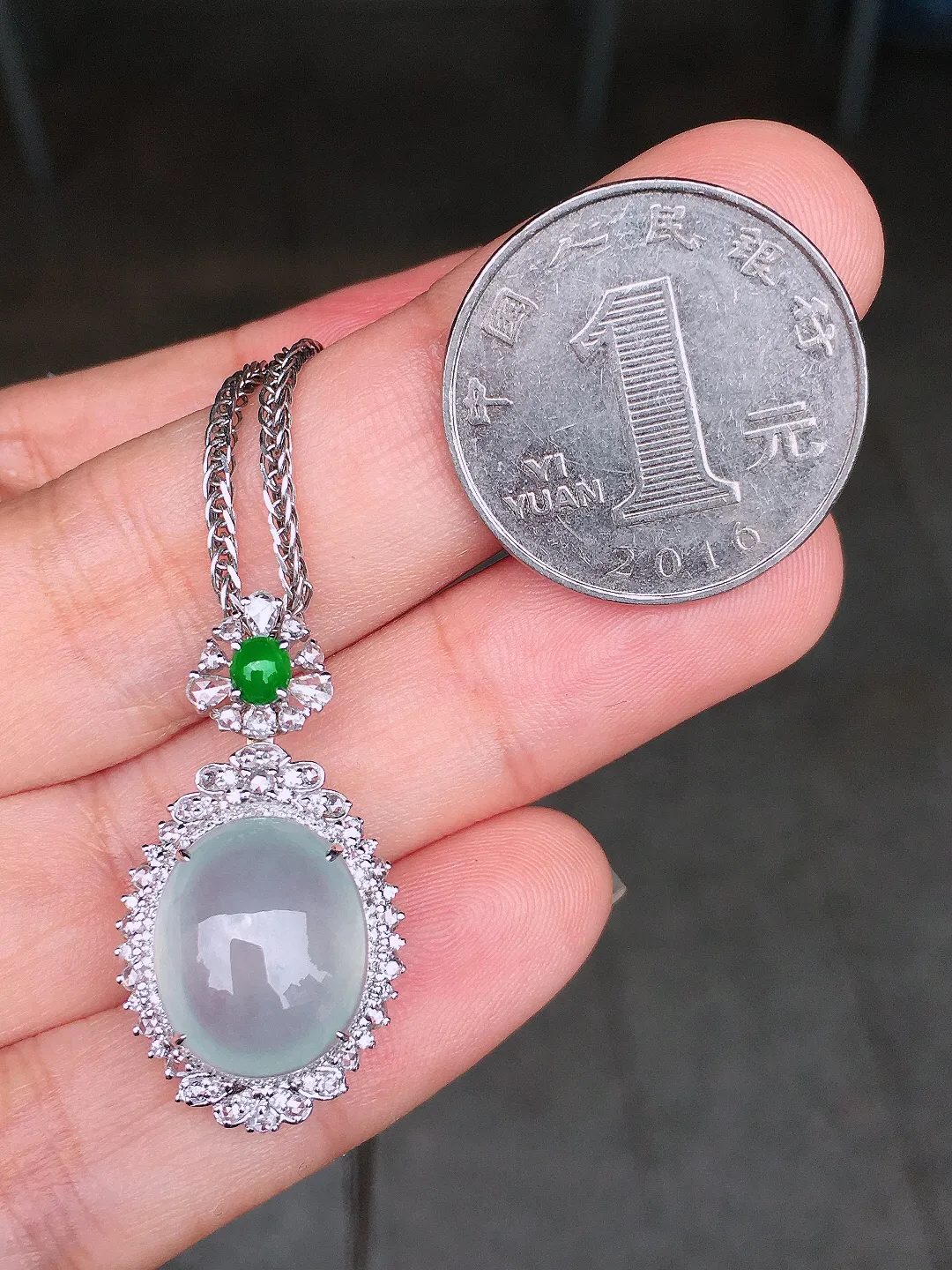 冰种蛋面吊坠，玉质细腻，荧光感超
强，饱满水润，气质满满。18k
金豪华镶嵌