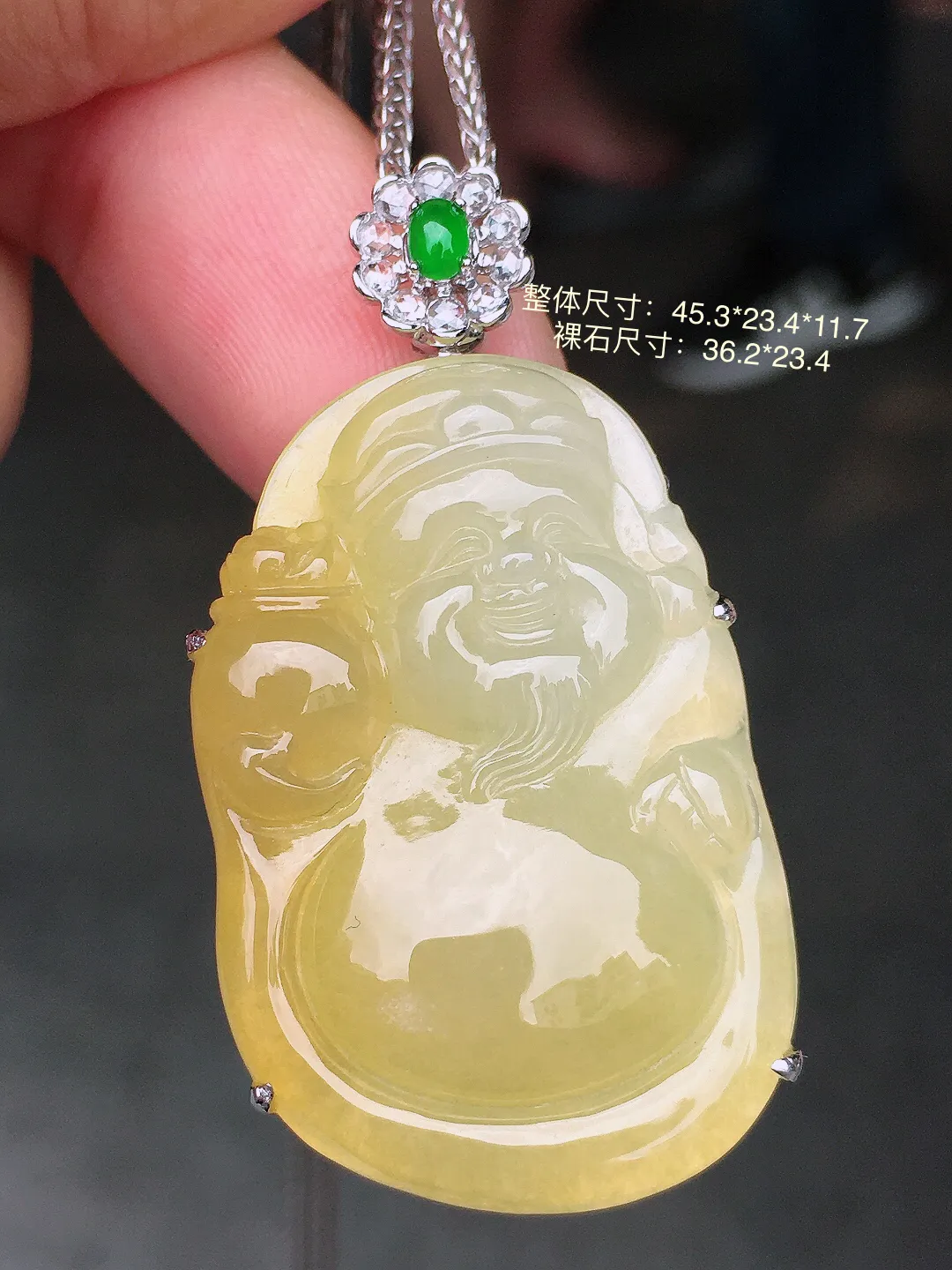 黄翡【财神爷】吊坠，色泽均匀艳丽，玉质细腻，荧光感超
强，饱满水润，气质满满。18k
金豪华镶嵌