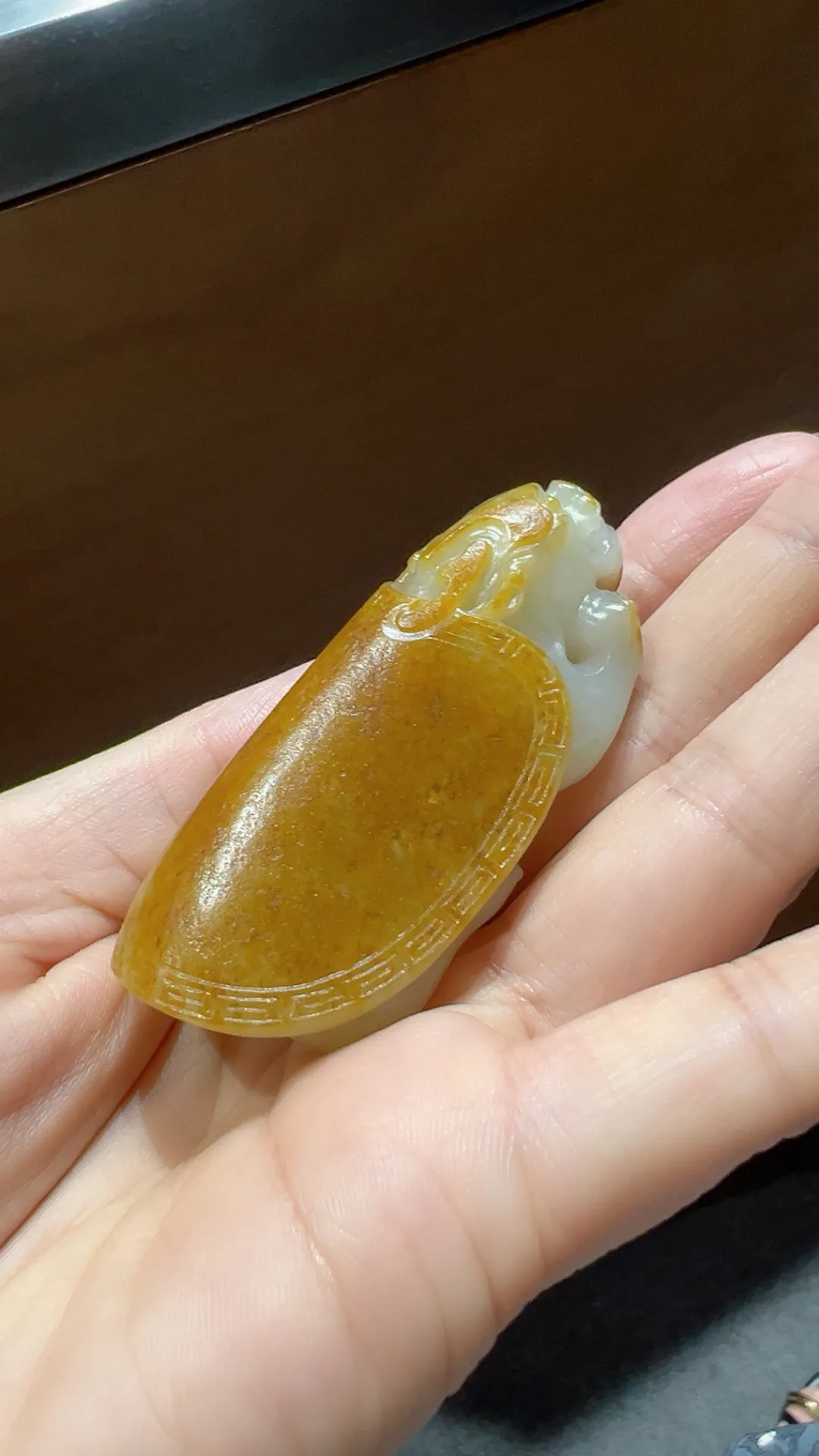 籽料｜满黄皮龙龟
推荐 料子细油 皮色醇厚老熟 

重66.6克 尺寸64*32*25m m