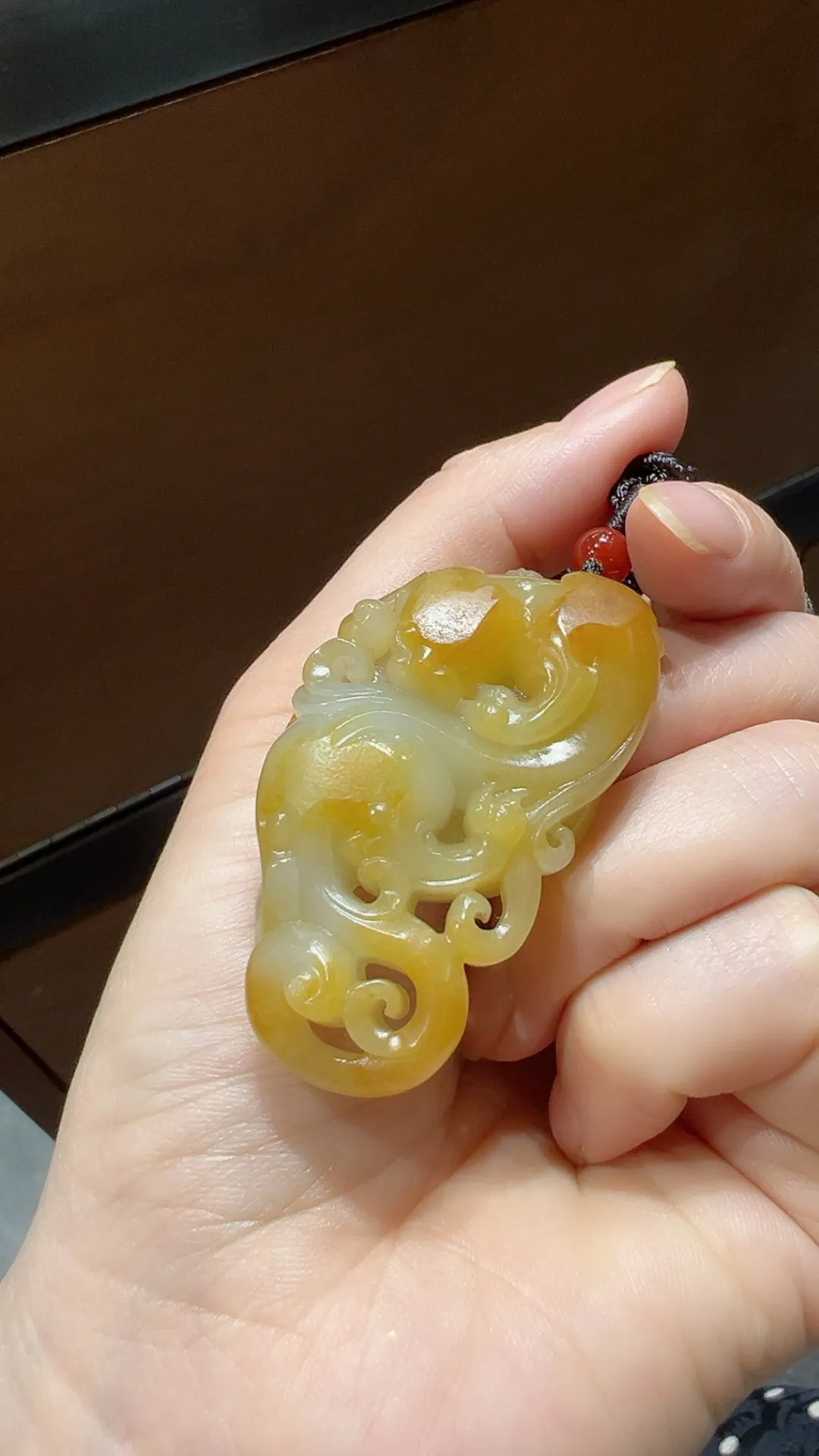 新品｜籽料黄沁螭龙

重30.8克 尺寸53*29*16mm