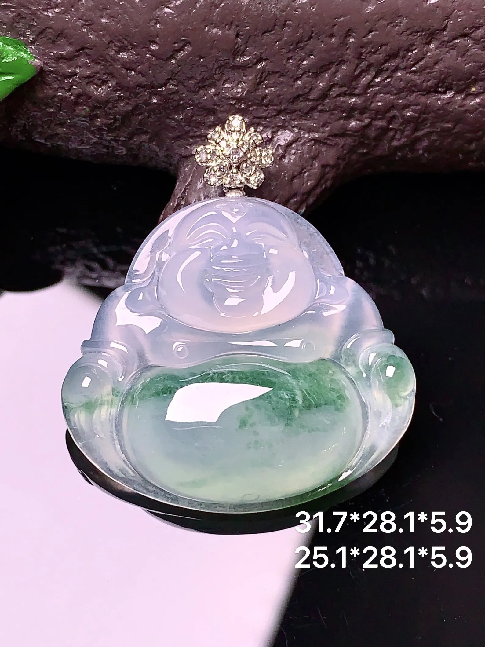 18k金钻镶嵌飘绿佛公吊坠 玉质细腻 色泽艳丽 整体尺寸31.7*28.1*5.9