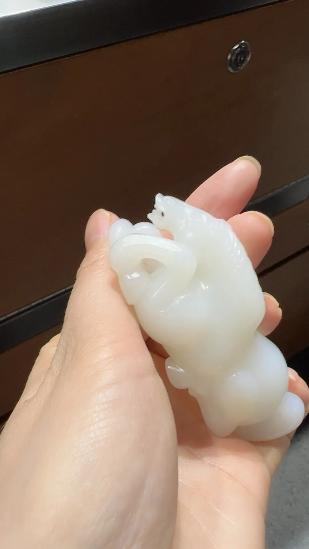 高品质｜马到成功
很推荐 白细油糯 雕工精湛 可收藏品质 

重106.4克 尺寸84*32*30mm