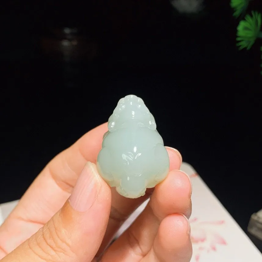 新疆且末蓝招财进宝貔貅挂件。尺寸33.7/22.8/21mm重22.3克。玉质细腻油润。手推出油。品相大气。lt250521