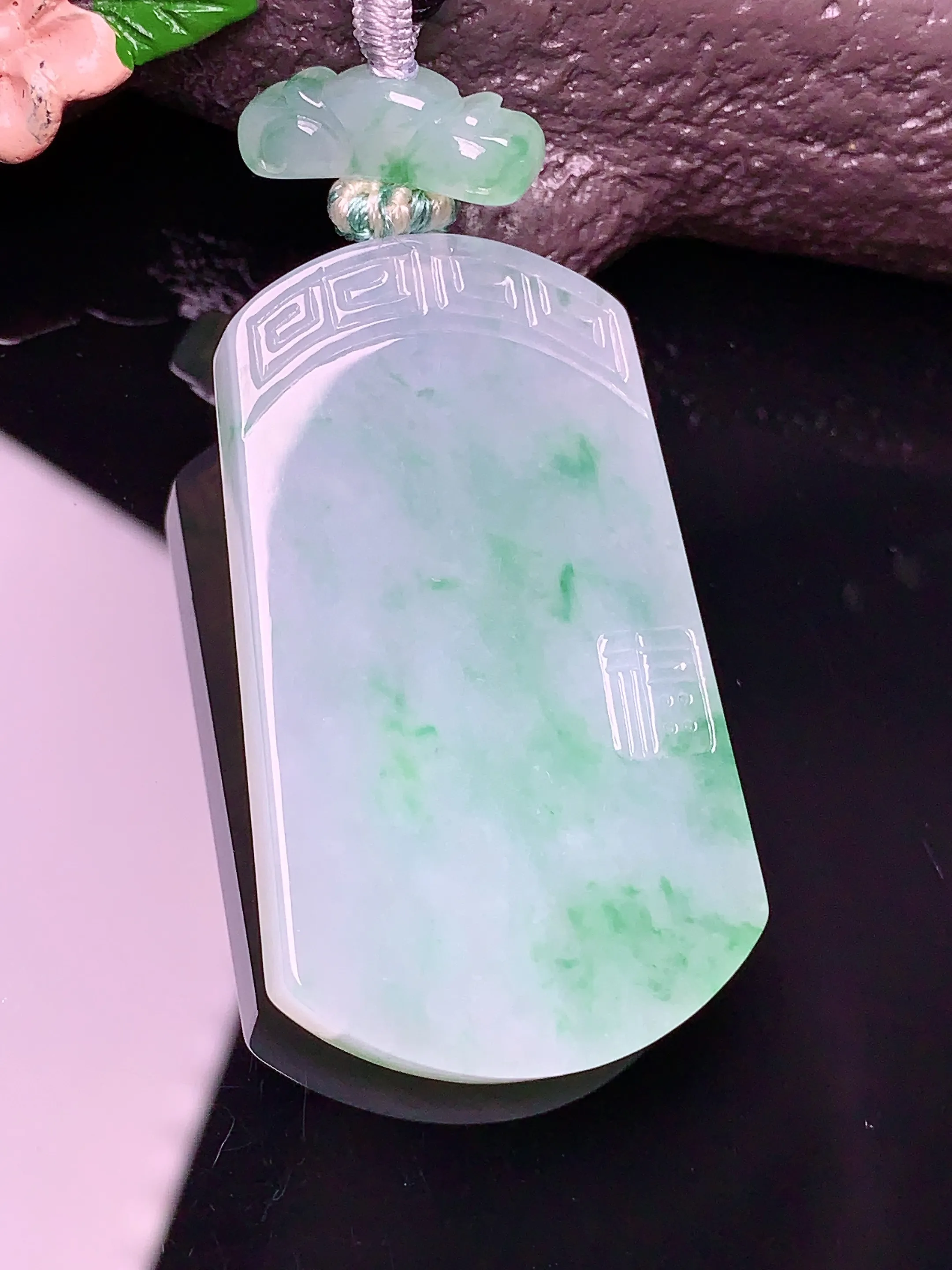 飘绿无事牌吊坠 玉质细腻 色泽艳丽 整体尺寸46*26.5*5.3