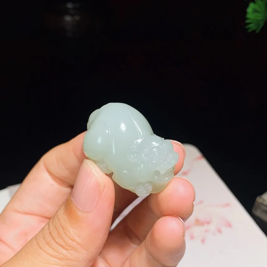 新疆且末蓝招财进宝貔貅挂件。尺寸33.7/22.8/21mm重22.3克。玉质细腻油润。手推出油。品