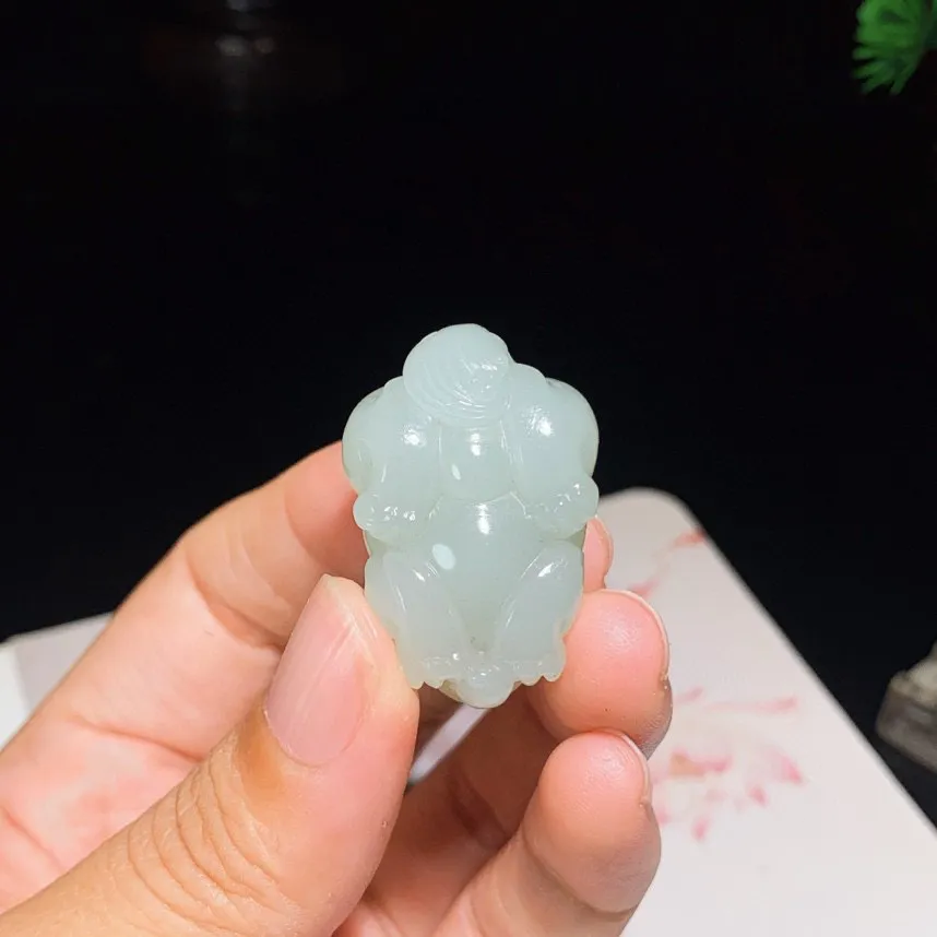 新疆且末蓝招财进宝貔貅挂件。尺寸33.7/22.8/21mm重22.3克。玉质细腻油润。手推出油。品相大气。lt250521