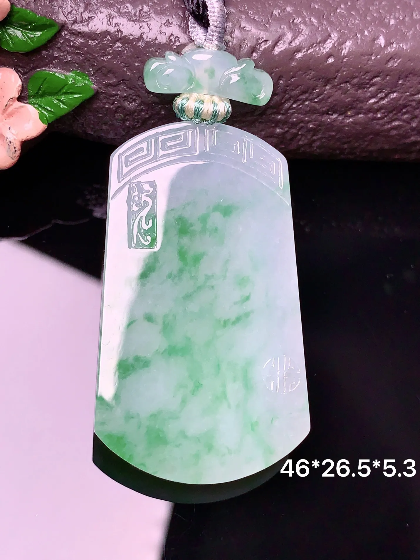 飘绿无事牌吊坠 玉质细腻 色泽艳丽 整体尺寸46*26.5*5.3