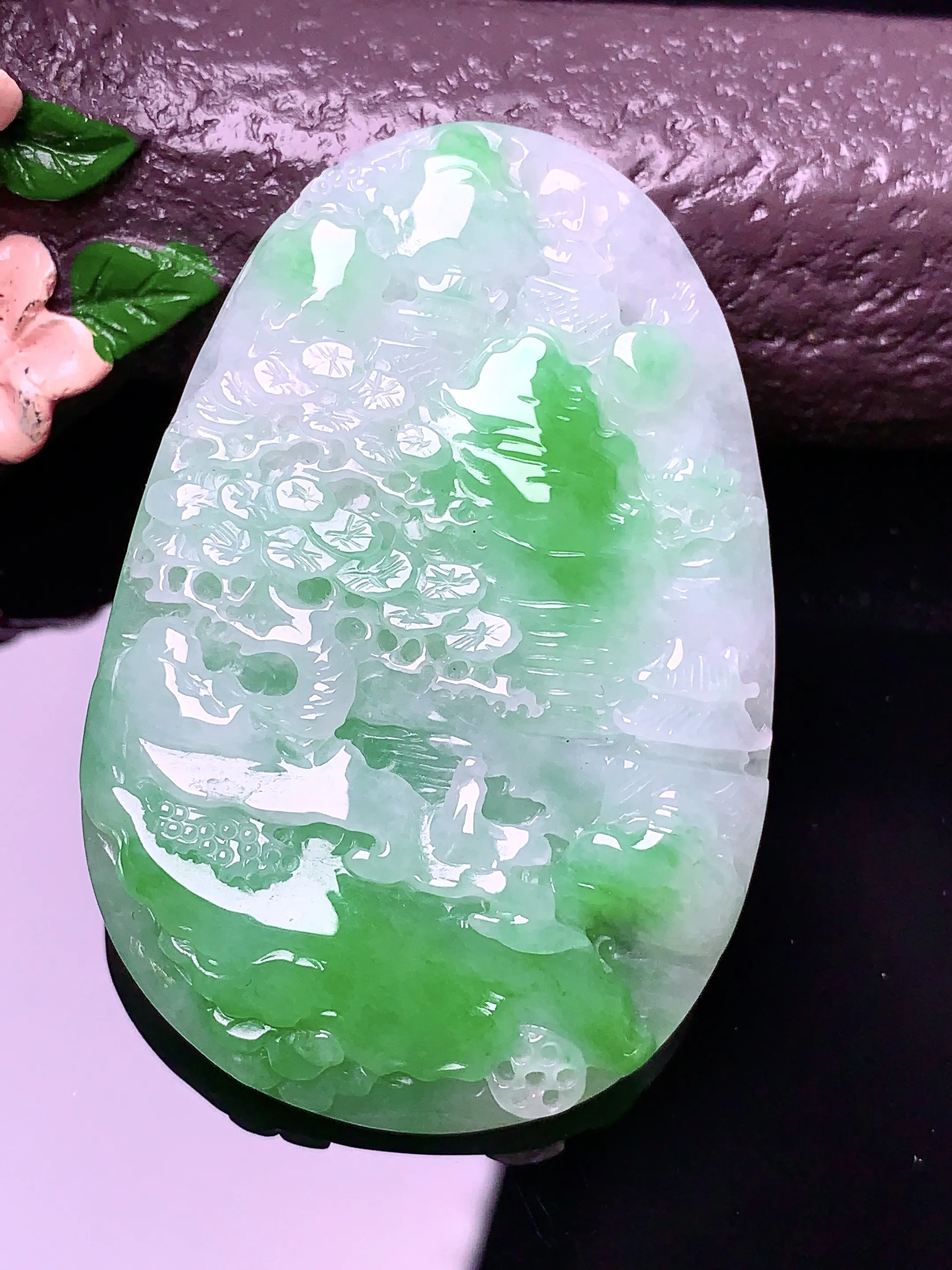 飘绿山水牌吊坠 玉质细腻 色泽艳丽 整体尺寸55.8*37.3*6.5