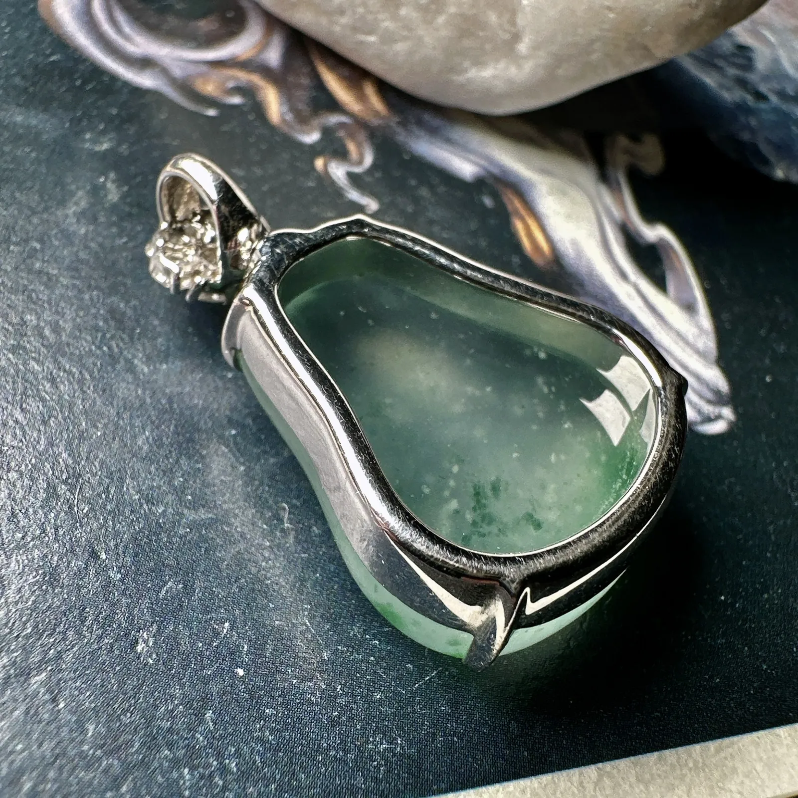 【冰种飘绿福瓜】质地冰润细腻，种老起光，飘晶体棉，18K金钻镶嵌，裸石尺寸24.1*19*6.5毫米