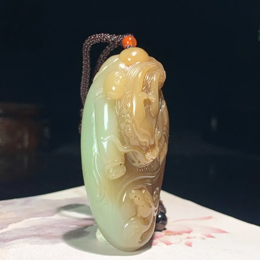 新疆且末糖龙佑一方龙挂件。尺寸59/29/20mm重42.6克。玉质细腻油润。手推出油。品相大气。l