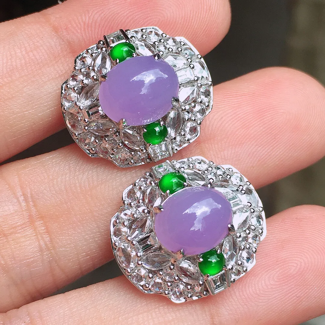 紫罗兰蛋面耳钉，色泽均匀艳丽，玉质细腻，荧光感超
强，饱满水润，气质满满。18k
金豪华镶嵌