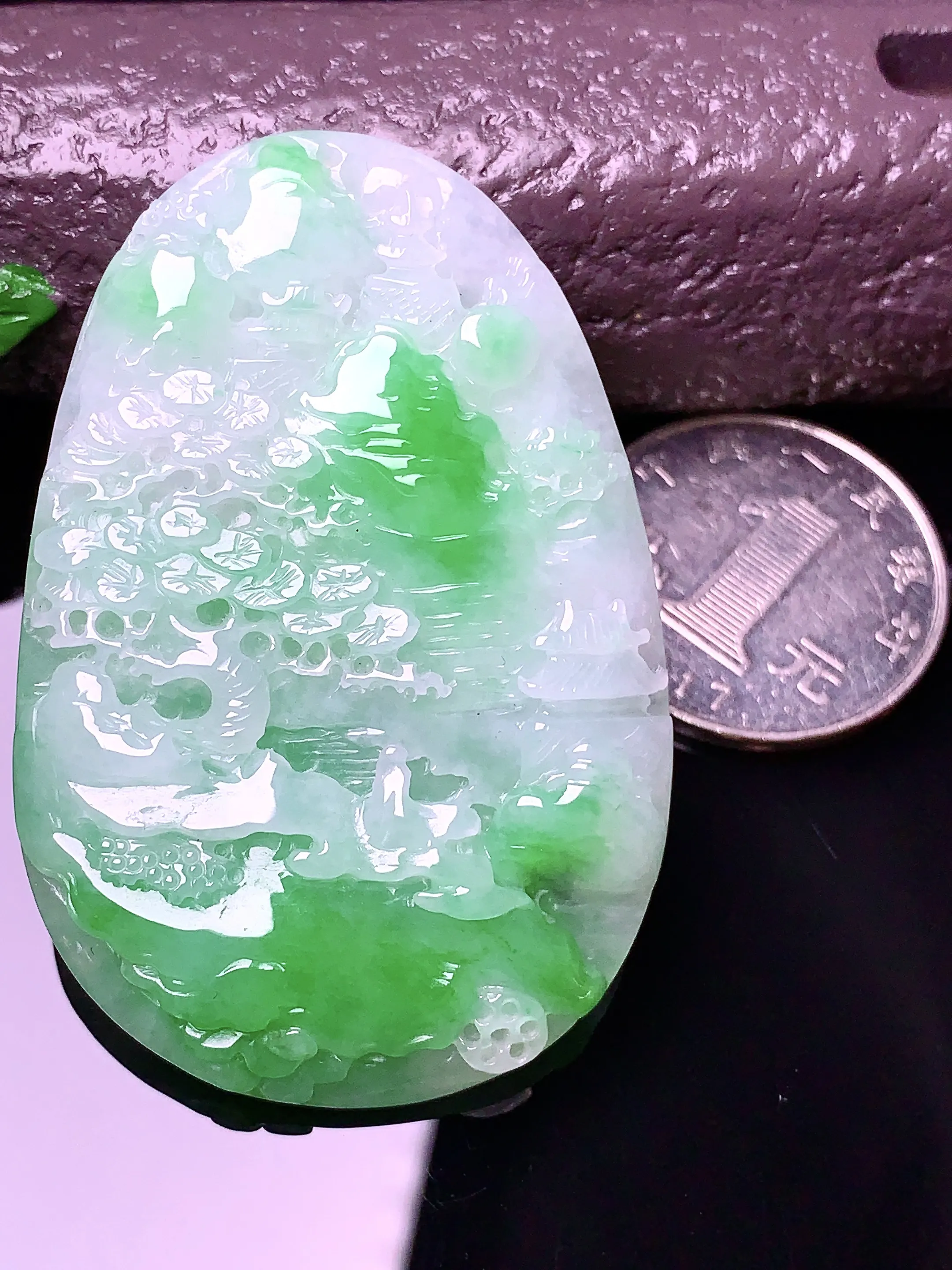 飘绿山水牌吊坠 玉质细腻 色泽艳丽 整体尺寸55.8*37.3*6.5