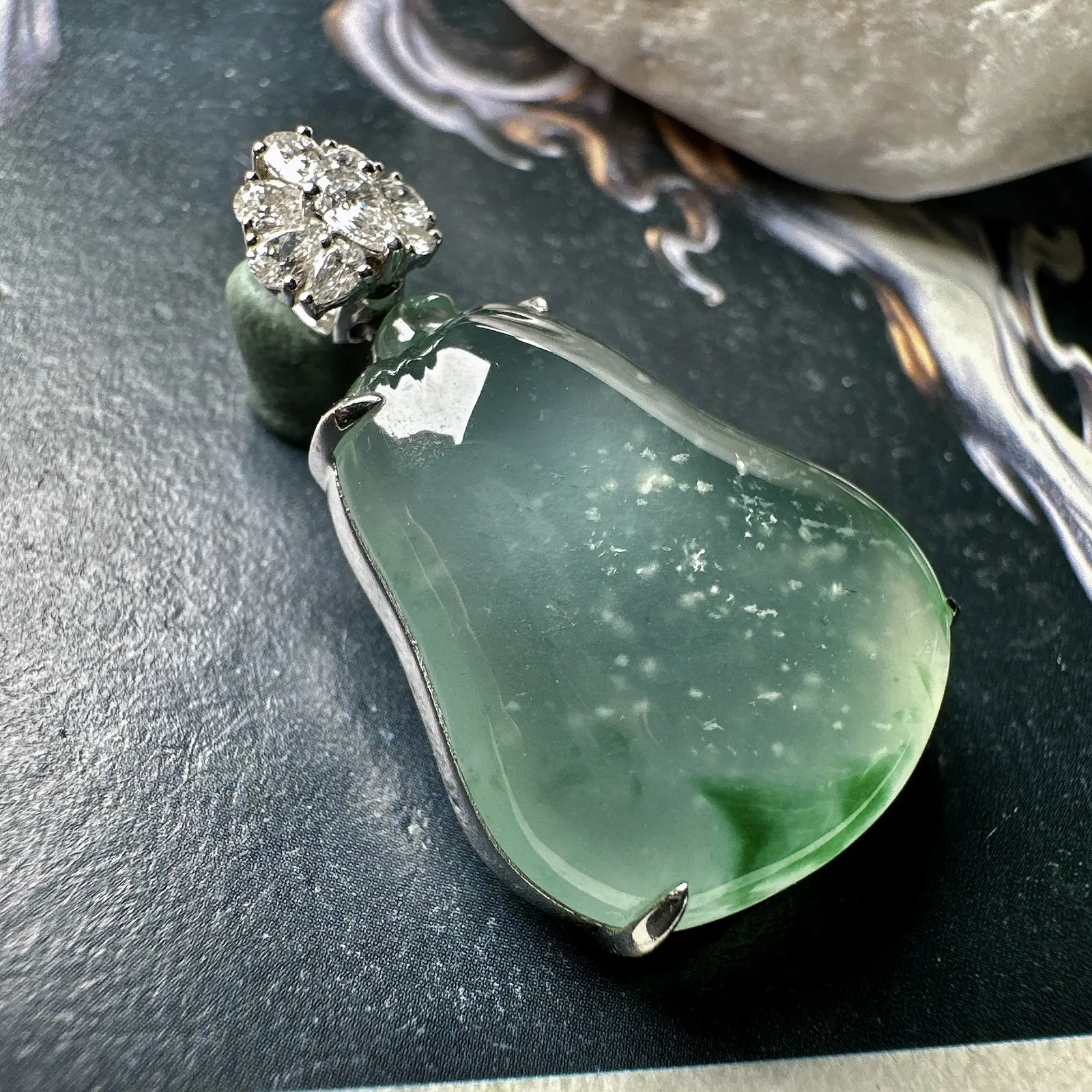 【冰种飘绿福瓜】质地冰润细腻，种老起光，飘晶体棉，18K金钻镶嵌，裸石尺寸24.1*19*6.5毫米