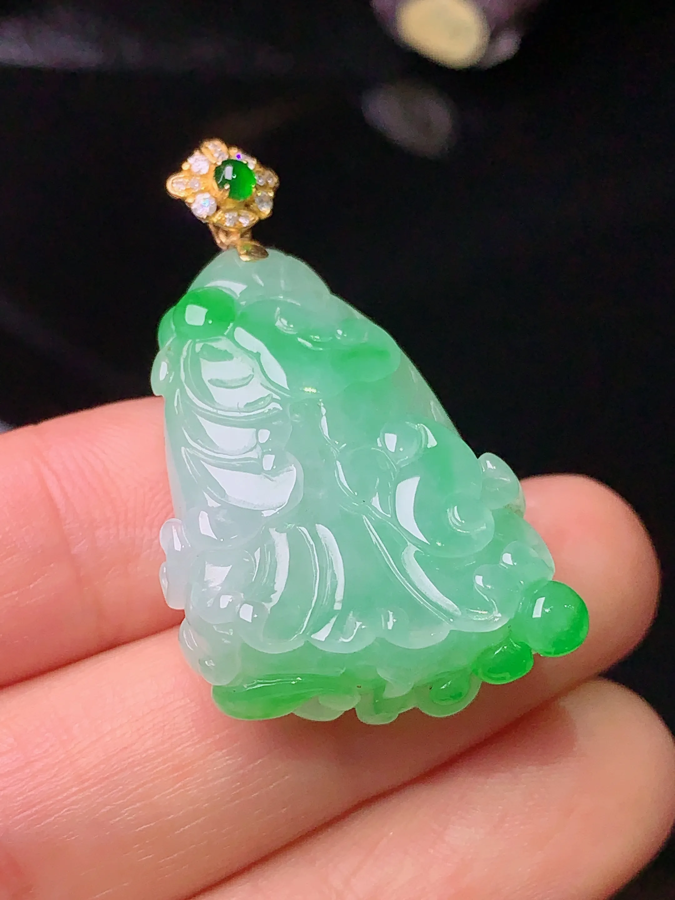 18k金钻镶嵌翠绿白菜吊坠 玉质细腻 色泽艳丽 整体尺寸37.8*20.5*11