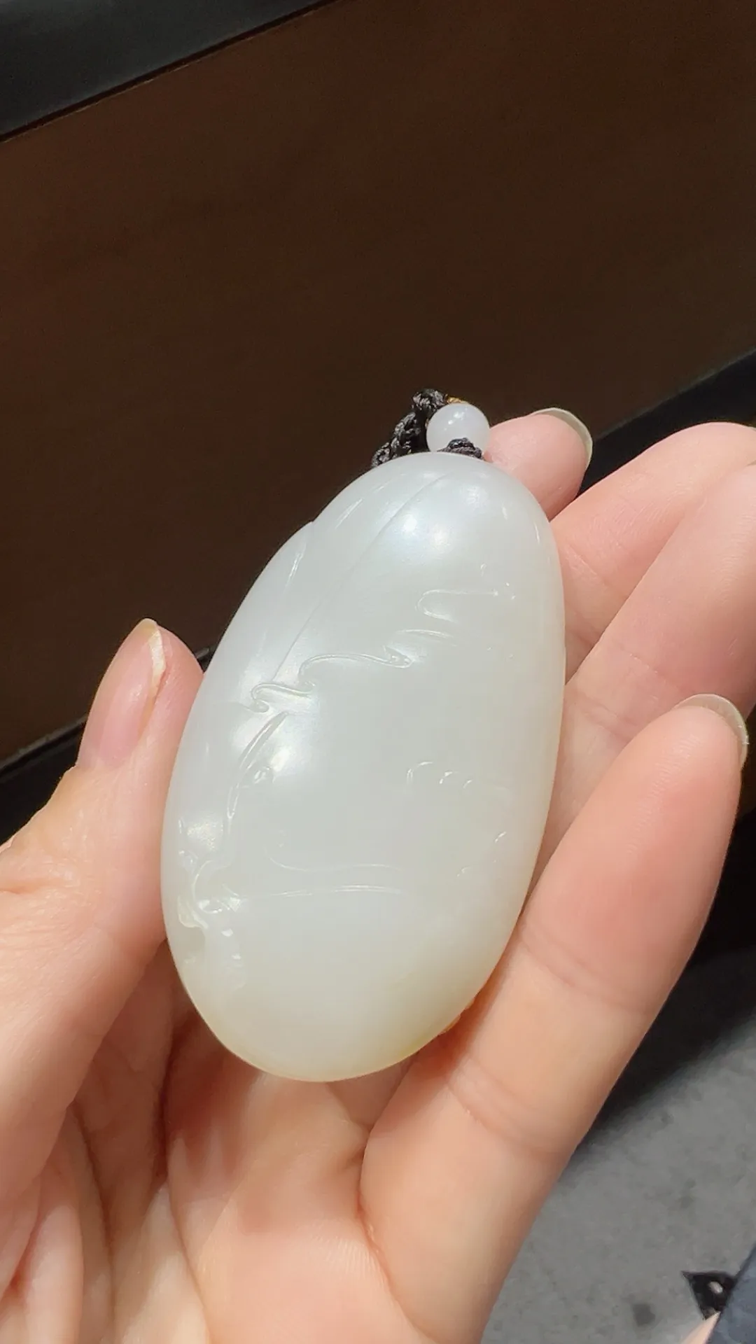 高品质｜新疆和田玉籽料｜双喜临门
红皮白肉 聚皮巧雕 可收藏品质

重45.7克 尺寸57*31.8*16.4m m