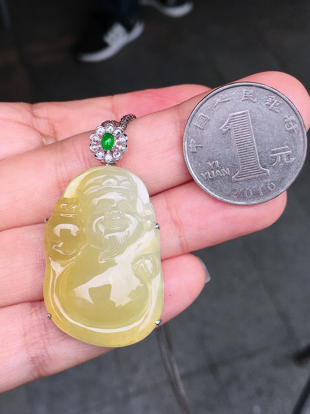 黄翡【财神爷】吊坠，色泽均匀艳丽，玉质细腻，荧光感超
强，饱满水润，气质满满。18k
金豪华镶嵌