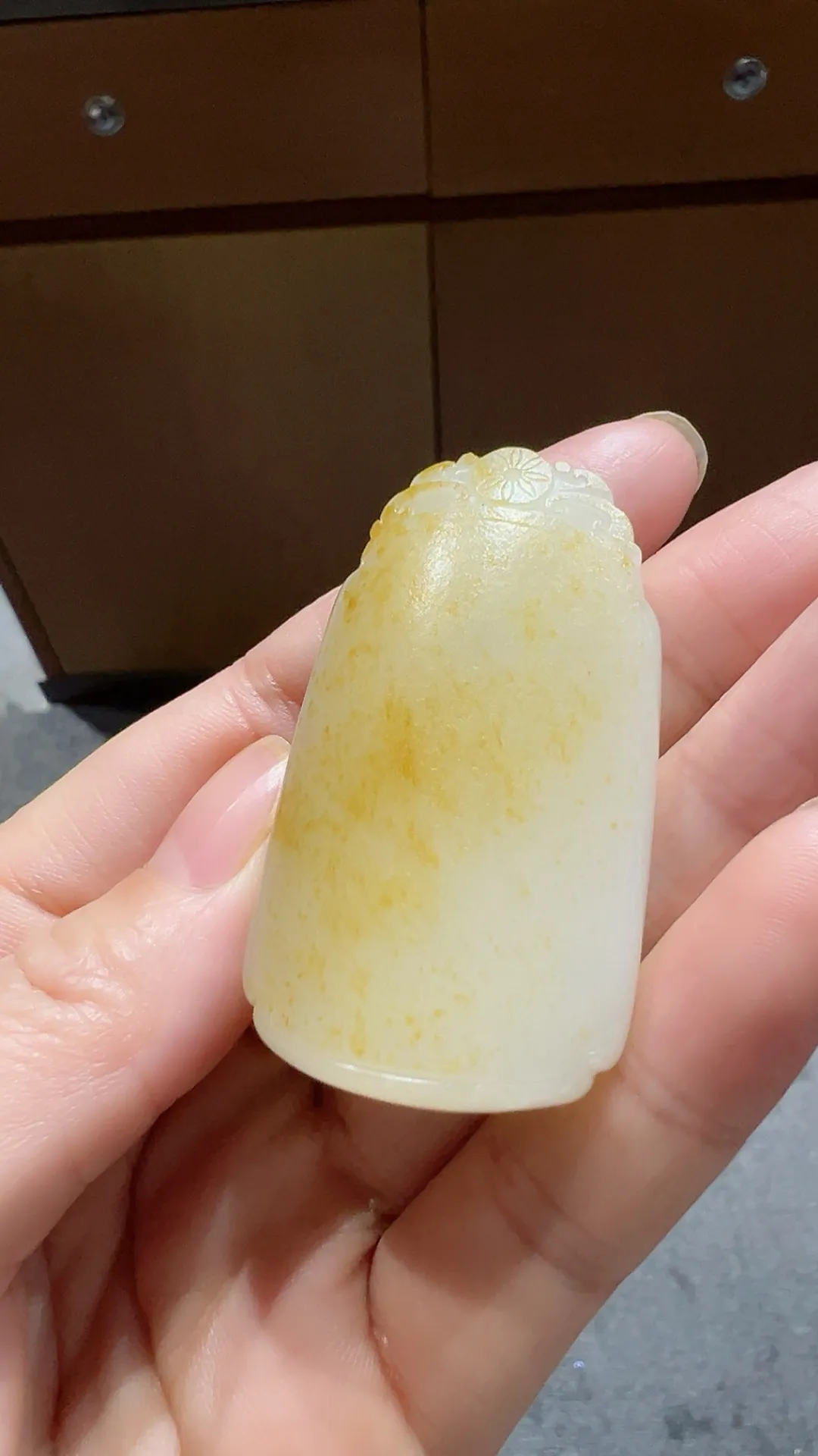 新品｜籽料黄皮无事牌

重40.3克 尺寸50*28.8*16mm