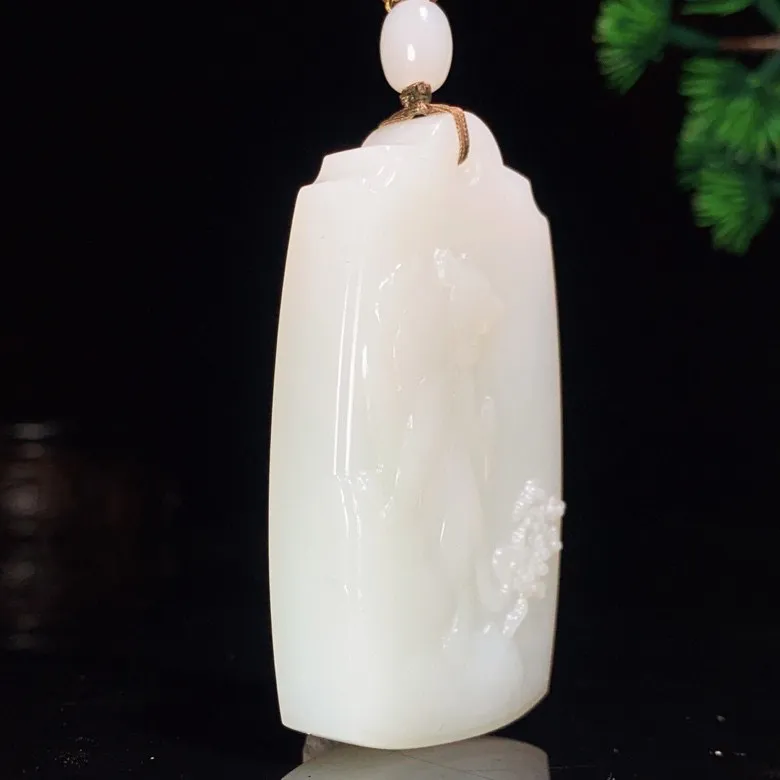 新疆且末料羊脂白玉下山虎牌子挂件。“上山虎升官，下山虎发财”尺寸61/36/12mm重56克 白度一级。玉质细腻油润。手推出油。品相大气 lt250519
