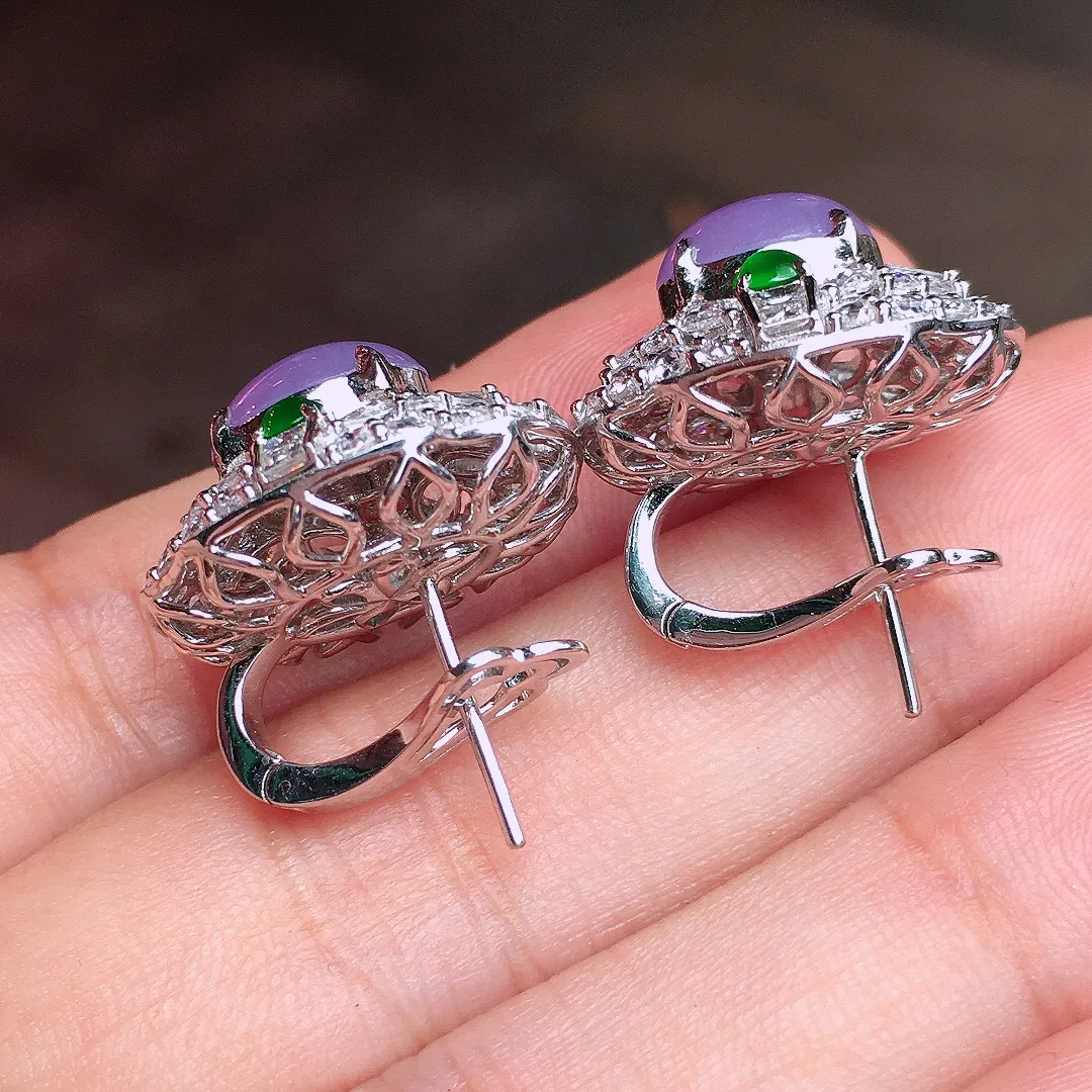 紫罗兰蛋面耳钉，色泽均匀艳丽，玉质细腻，荧光感超
强，饱满水润，气质满满。18k
金豪华镶嵌