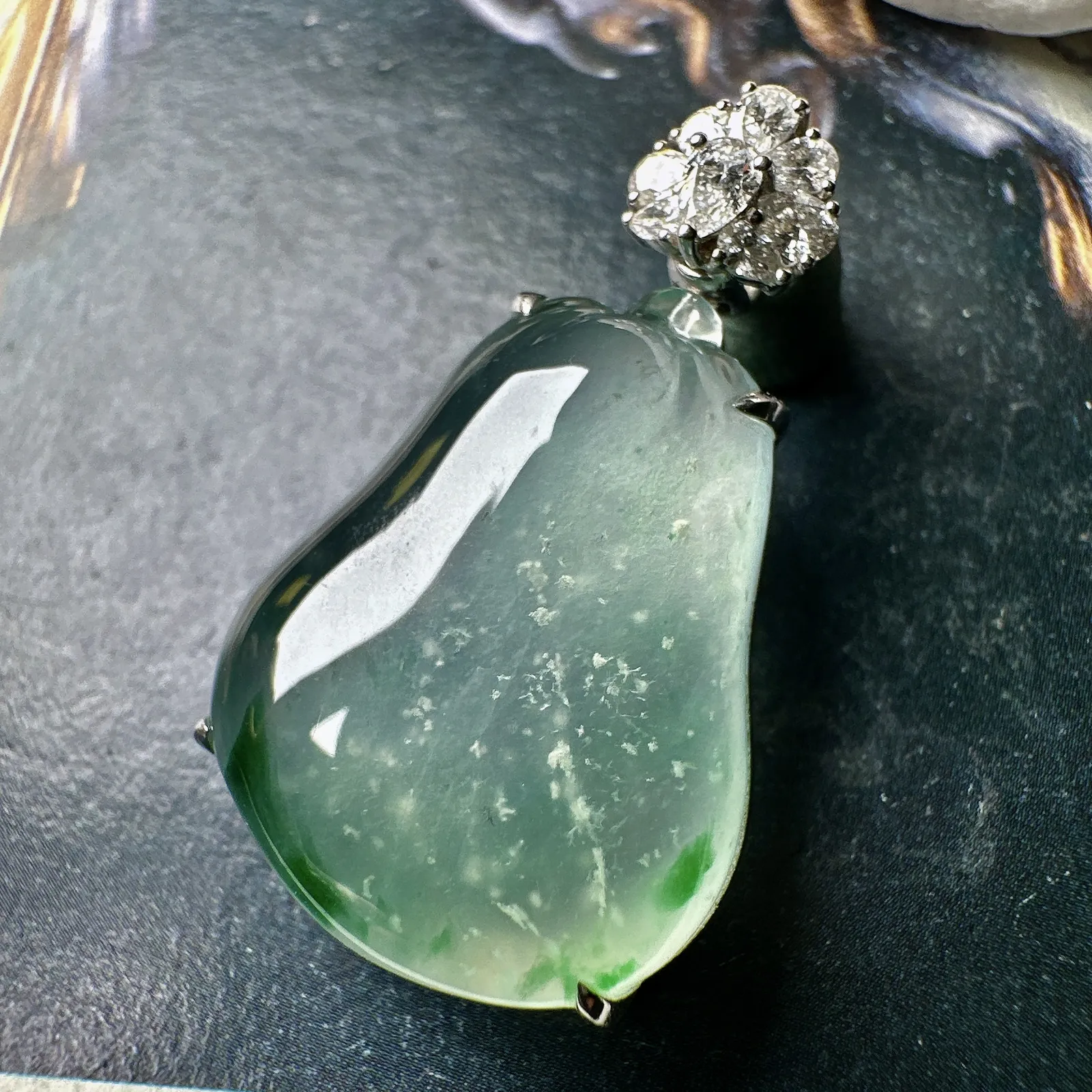 【冰种飘绿福瓜】质地冰润细腻，种老起光，飘晶体棉，18K金钻镶嵌，裸石尺寸24.1*19*6.5毫米