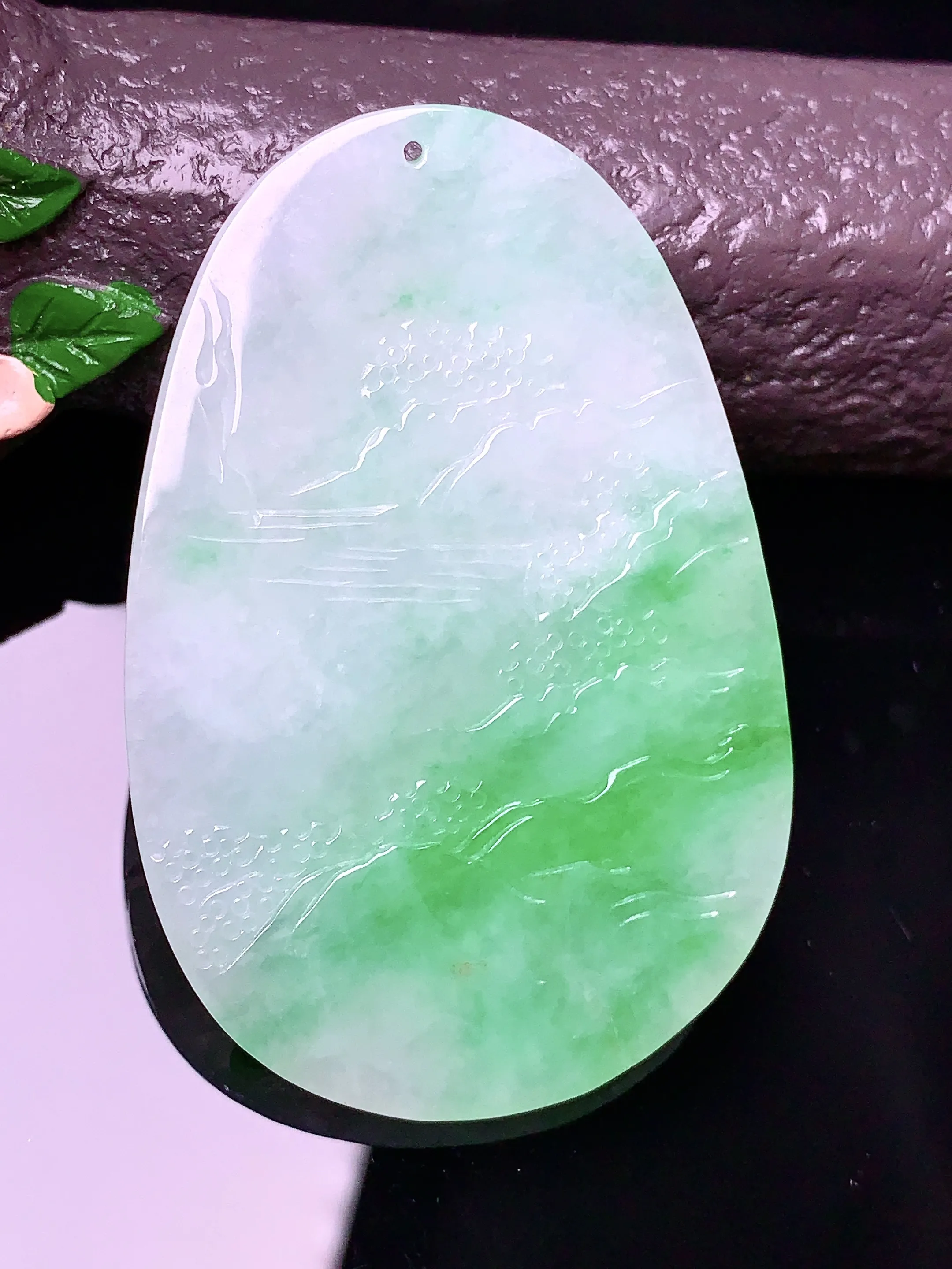 飘绿山水牌吊坠 玉质细腻 色泽艳丽 整体尺寸55.8*37.3*6.5