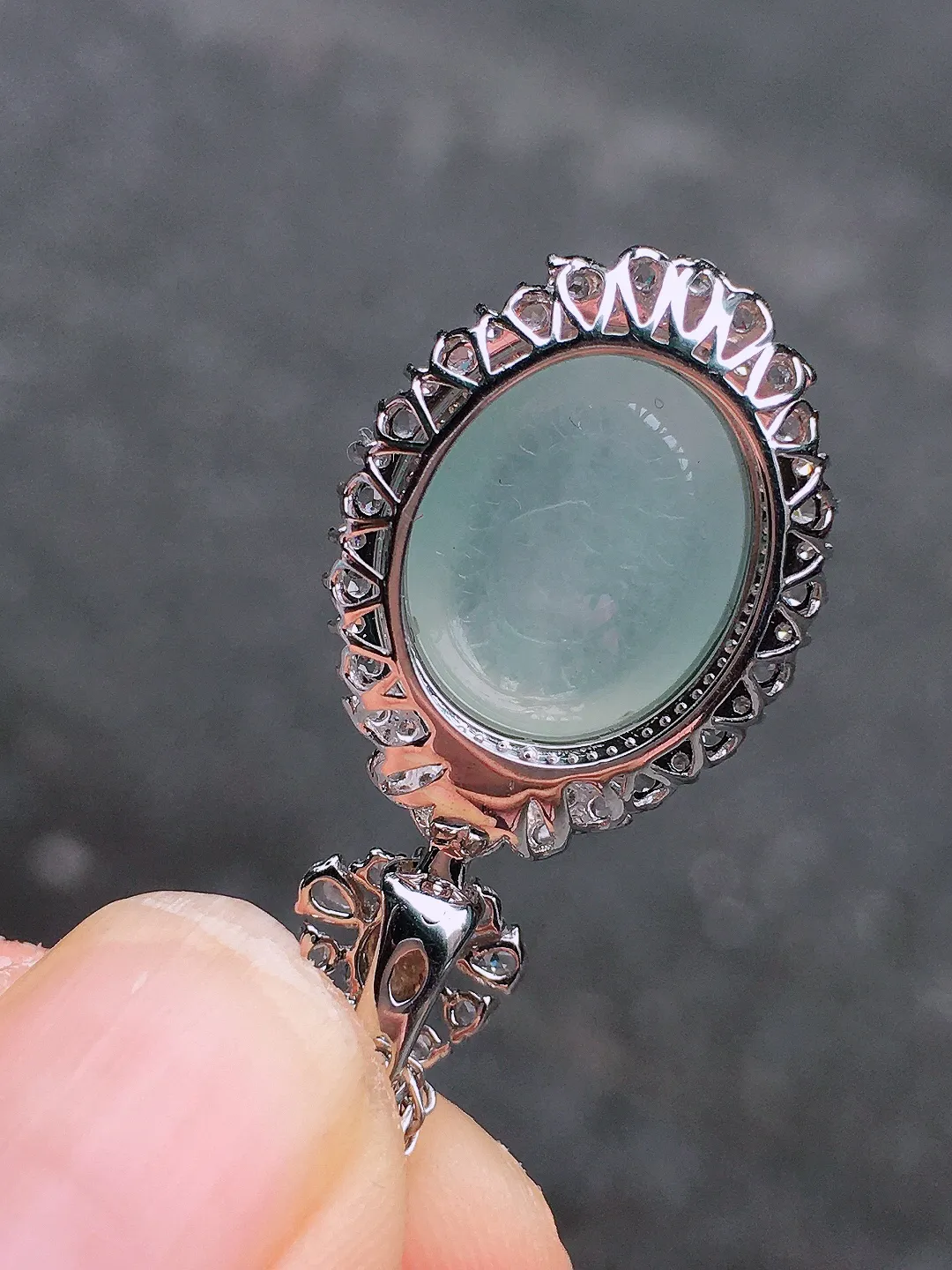 冰种蛋面吊坠，玉质细腻，荧光感超
强，饱满水润，气质满满。18k
金豪华镶嵌