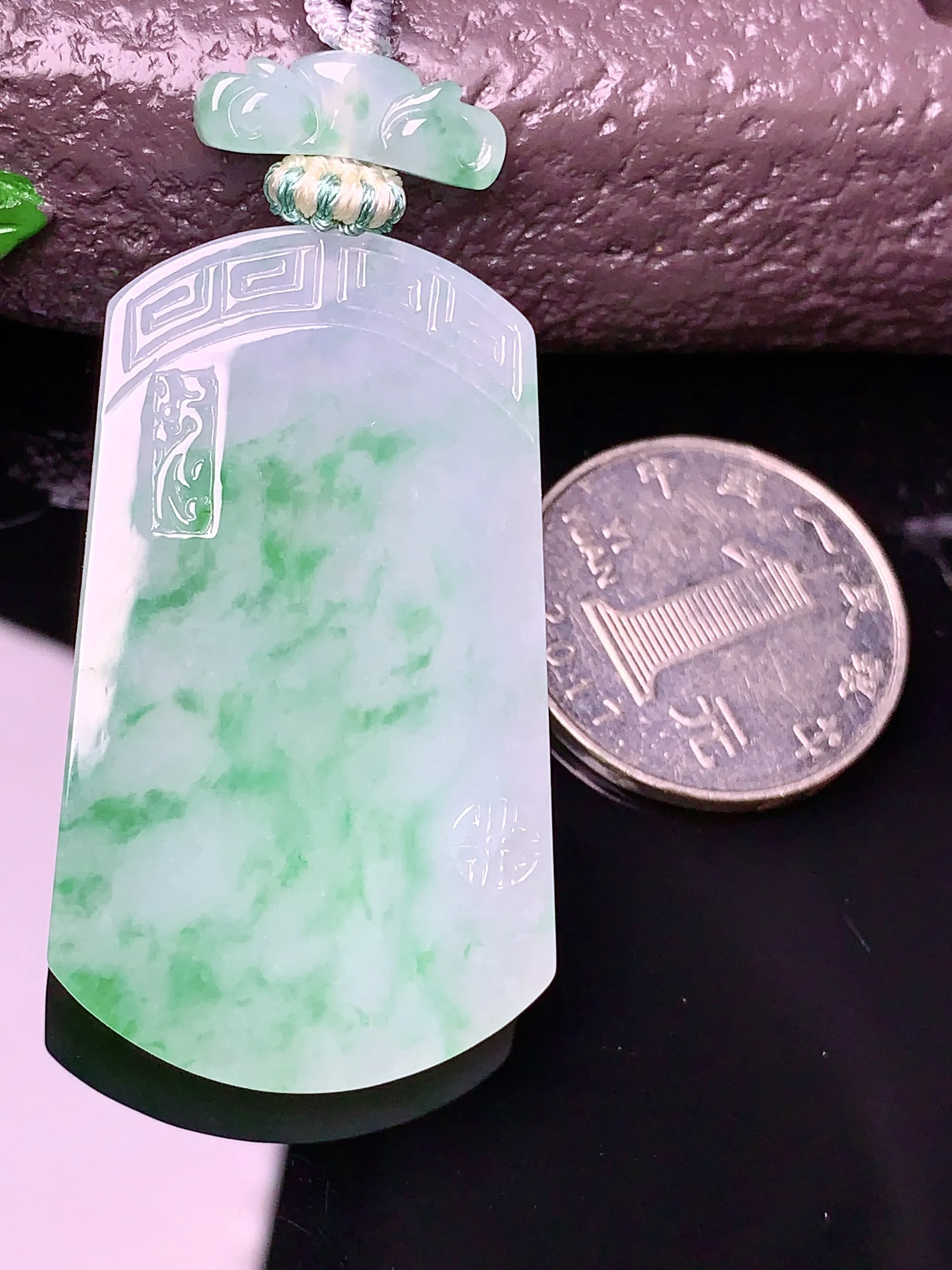 飘绿无事牌吊坠 玉质细腻 色泽艳丽 整体尺寸46*26.5*5.3
