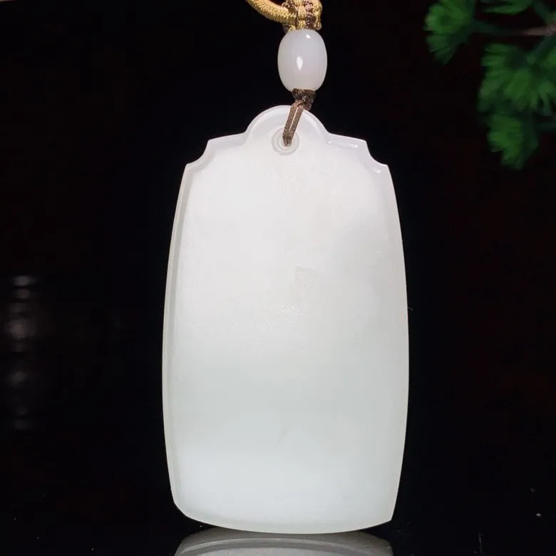 新疆且末料羊脂白玉下山虎牌子挂件。“上山虎升官，下山虎发财”尺寸61/36/12mm重56克 白度一级。玉质细腻油润。手推出油。品相大气 lt250519