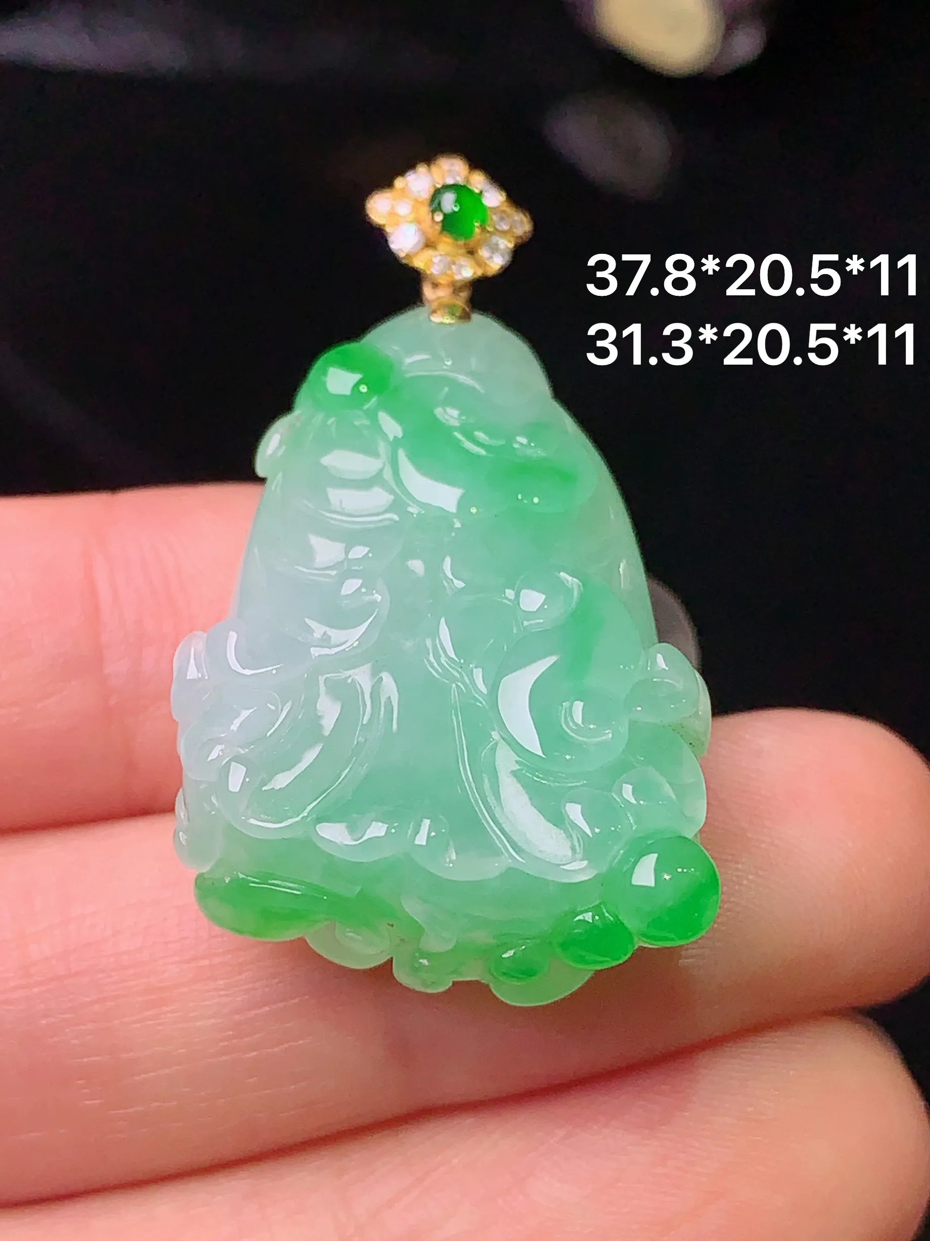 18k金钻镶嵌翠绿白菜吊坠 玉质细腻 色泽艳丽 整体尺寸37.8*20.5*11