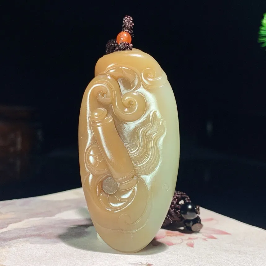 新疆且末糖龙佑一方龙挂件。尺寸59/29/20mm重42.6克。玉质细腻油润。手推出油。品相大气。lt250521
