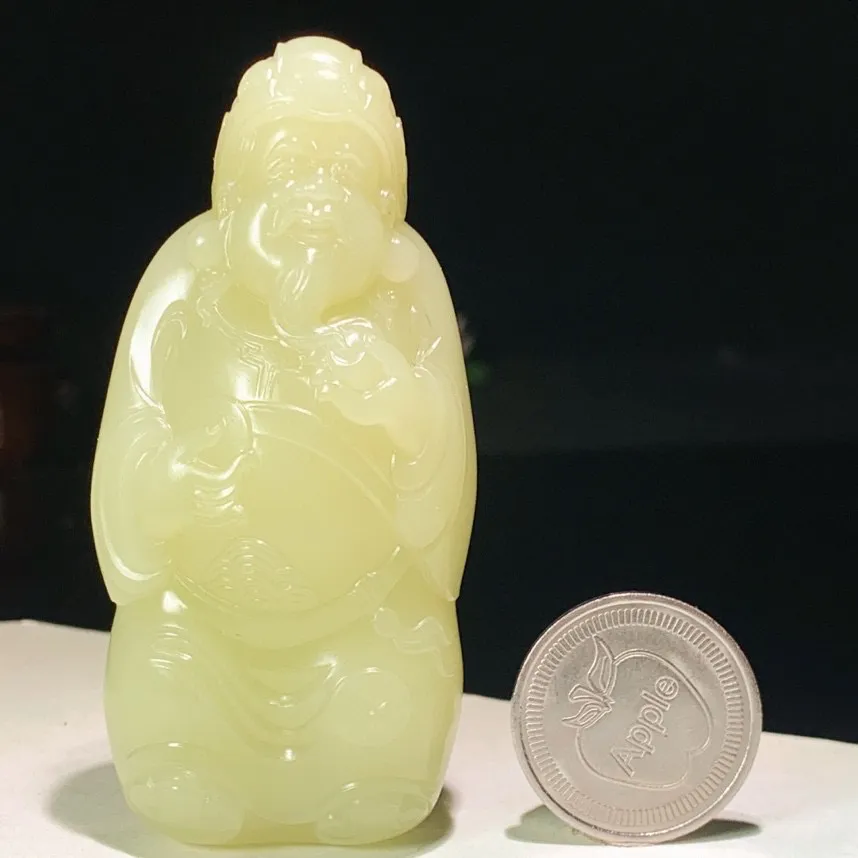 新疆若羌黄口料财神把件。尺寸81/38.5/21mm重100克。玉质细腻油润。手推出油。品相大气。lt250520