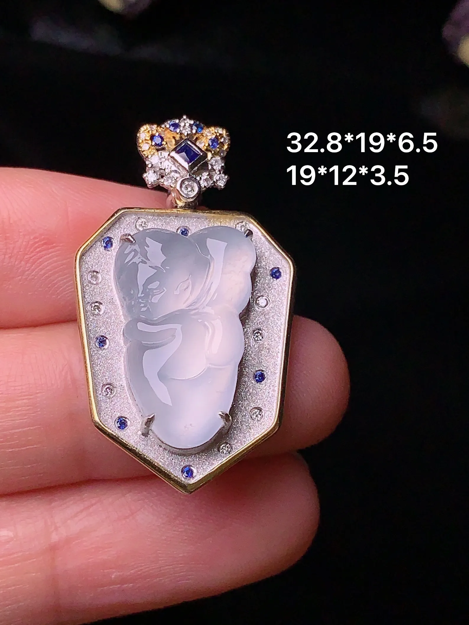 18k金钻镶嵌冰种天使宝宝吊坠 玉质细腻 色泽艳丽 整体尺寸32.8*19*6.5