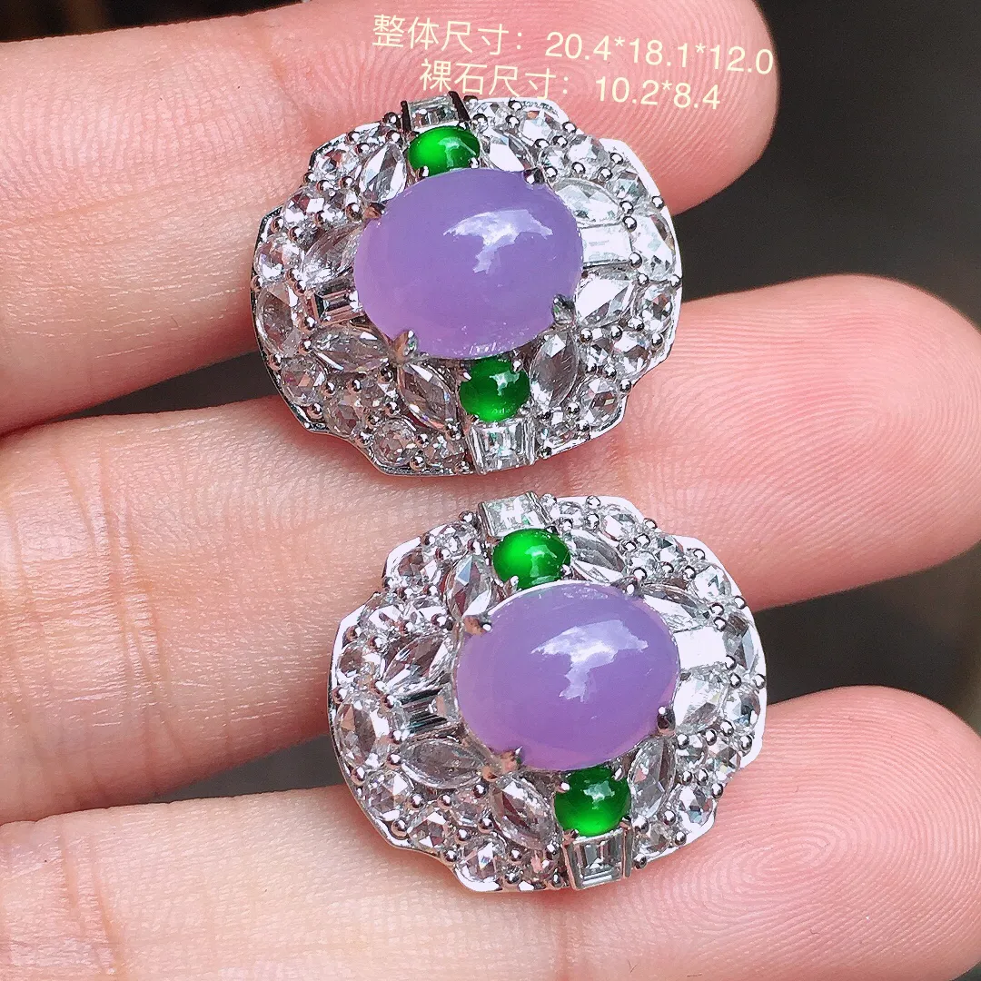 紫罗兰蛋面耳钉，色泽均匀艳丽，玉质细腻，荧光感超
强，饱满水润，气质满满。18k
金豪华镶嵌