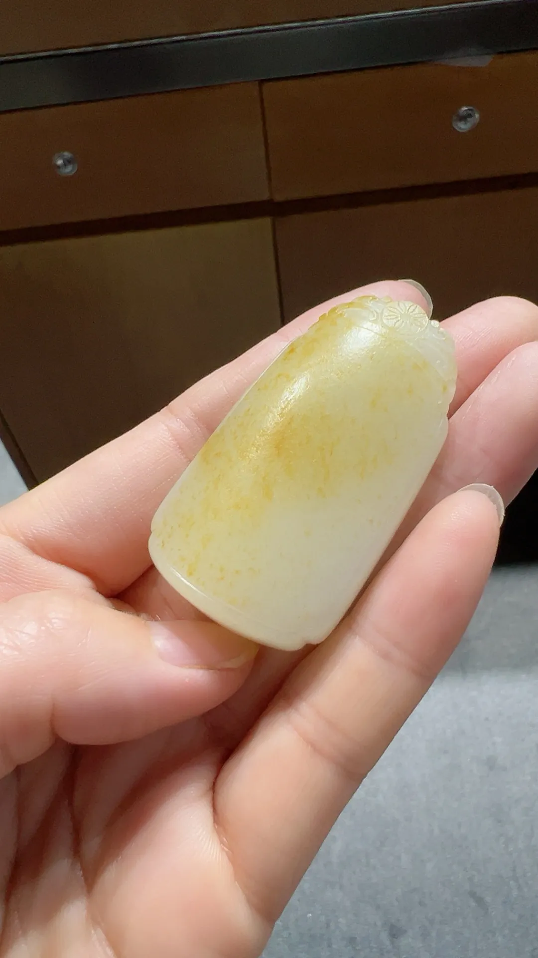 新品｜籽料黄皮无事牌

重40.3克 尺寸50*28.8*16mm