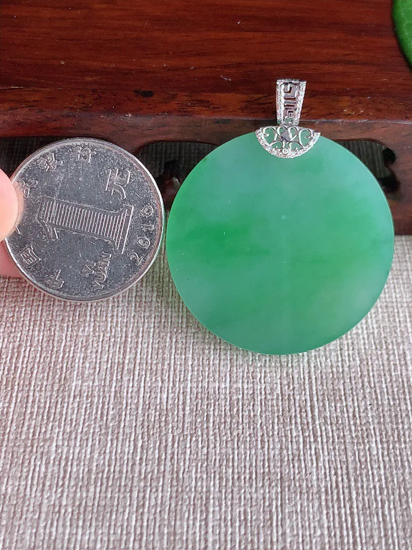 缅甸a货翡翠ddj老坑冰种18K金镶嵌满绿无事牌吊坠 整体41.2×33×3.6mm 12.15