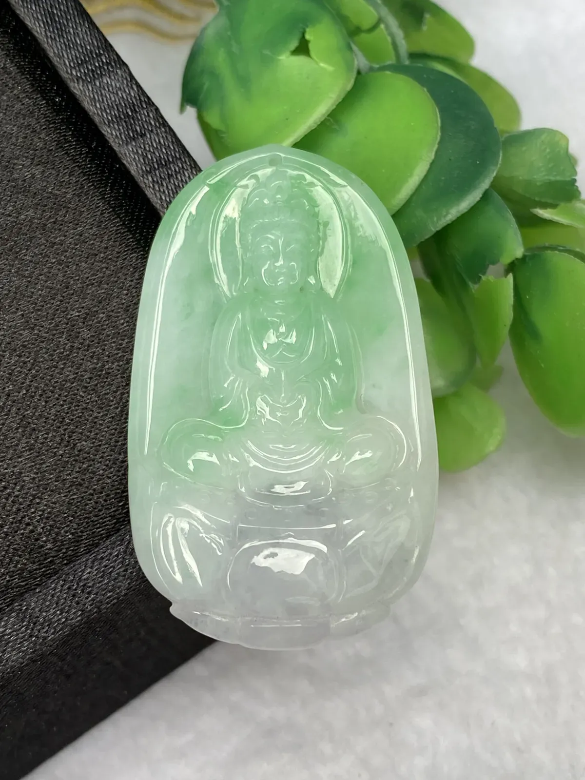 推荐【春彩观音】无纹裂，水润细腻，淡紫莲花冰透近乎白色，绿色阳，品相佳～～