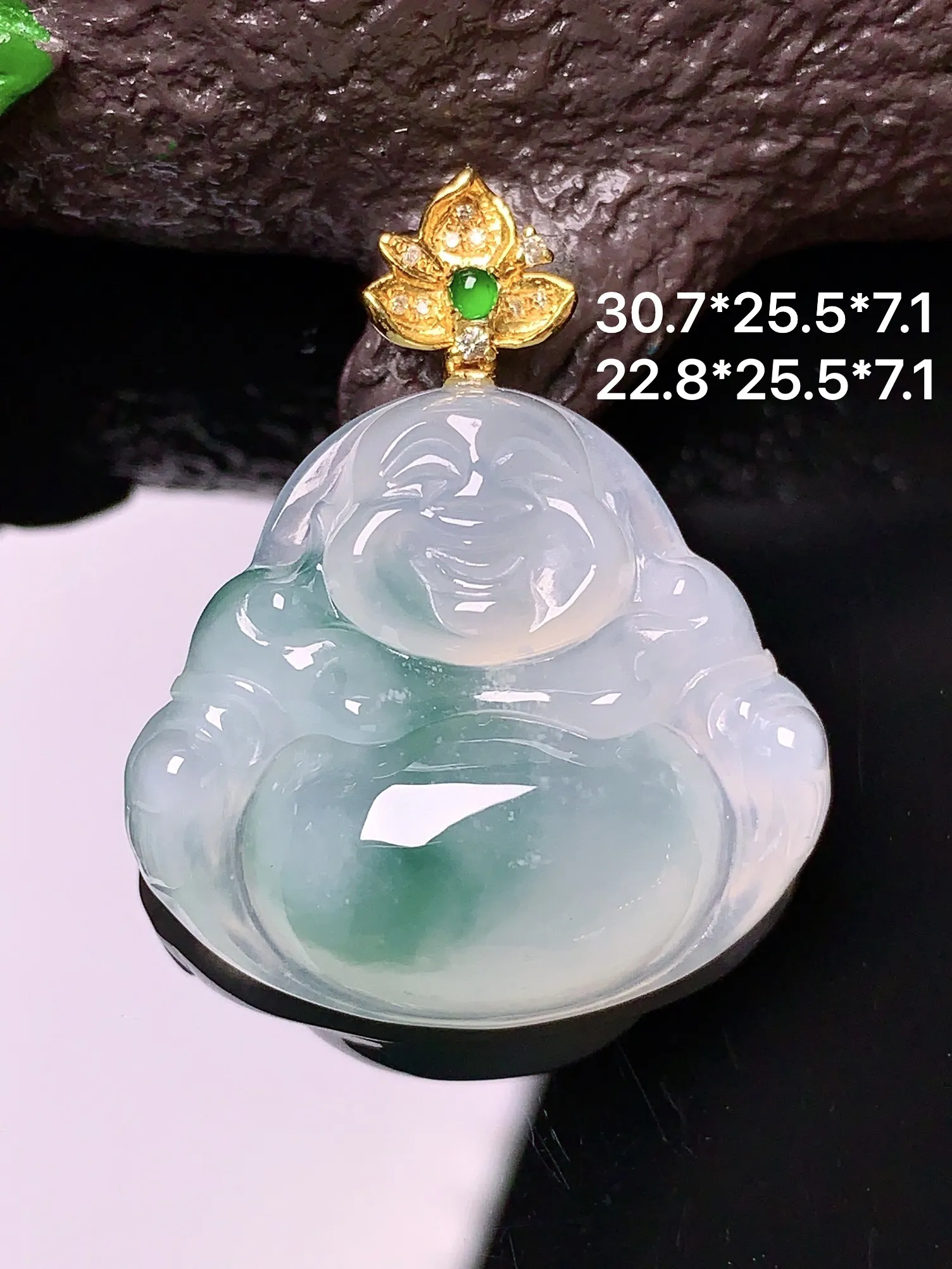 18k金钻镶嵌飘绿佛公吊坠 玉质细腻 色泽艳丽 整体尺寸30.7*25.5*7.1