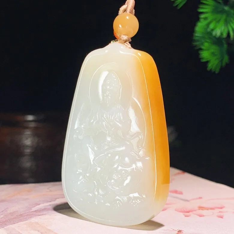 新疆且末糖羊脂白玉普贤菩萨牌子挂件。尺寸55/36/12mm重43.6克。白度一级。玉质细腻油润。手