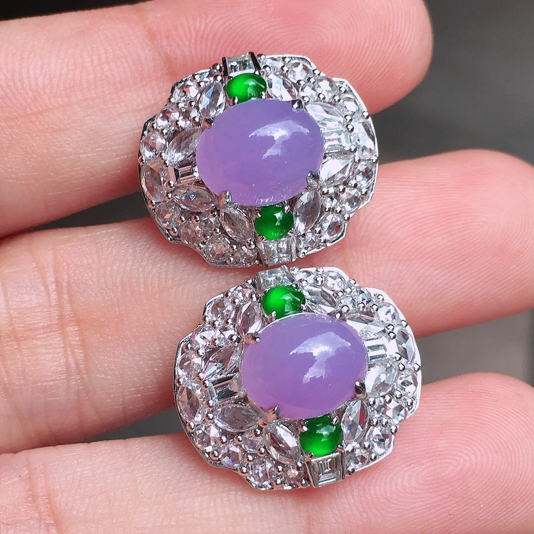 紫罗兰蛋面耳钉，色泽均匀艳丽，玉质细腻，荧光感超
强，饱满水润，气质满满。18k
金豪华镶嵌