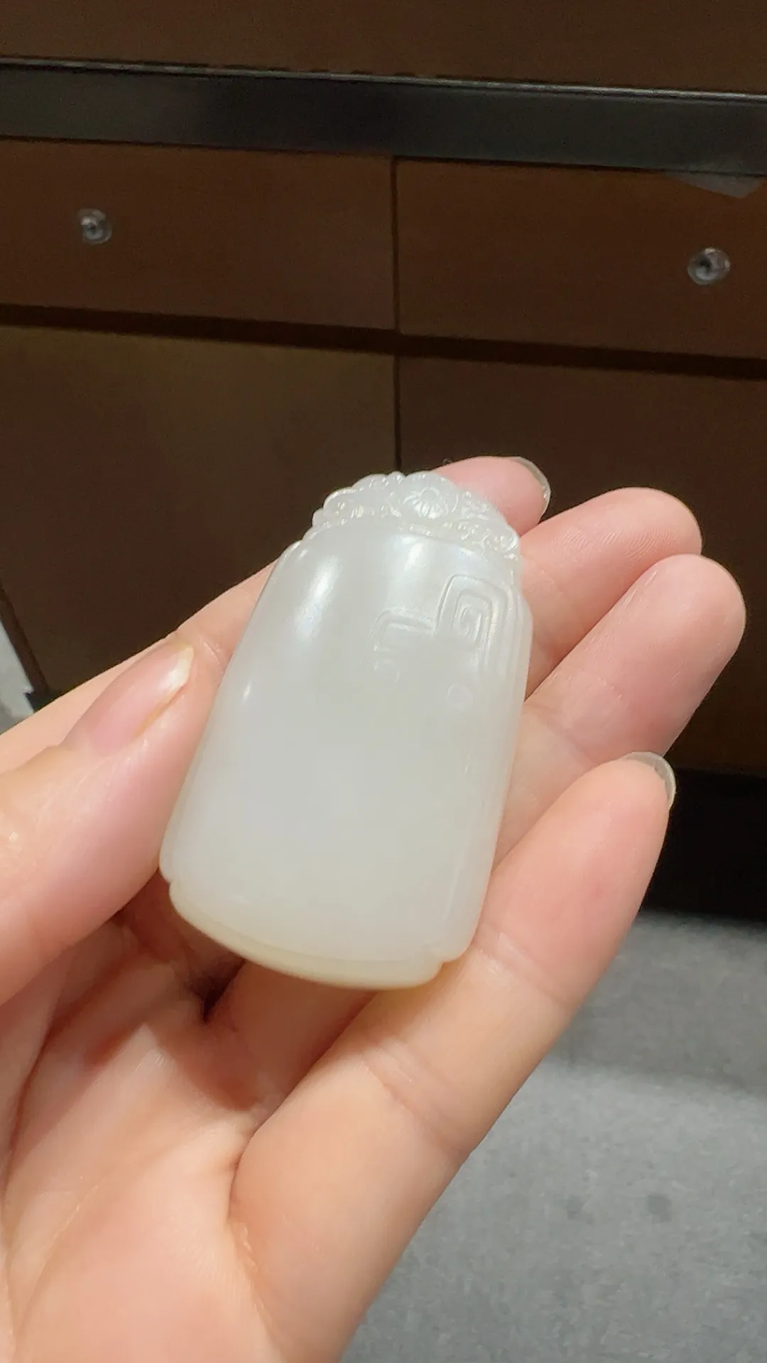 新品｜籽料黄皮无事牌

重40.3克 尺寸50*28.8*16mm