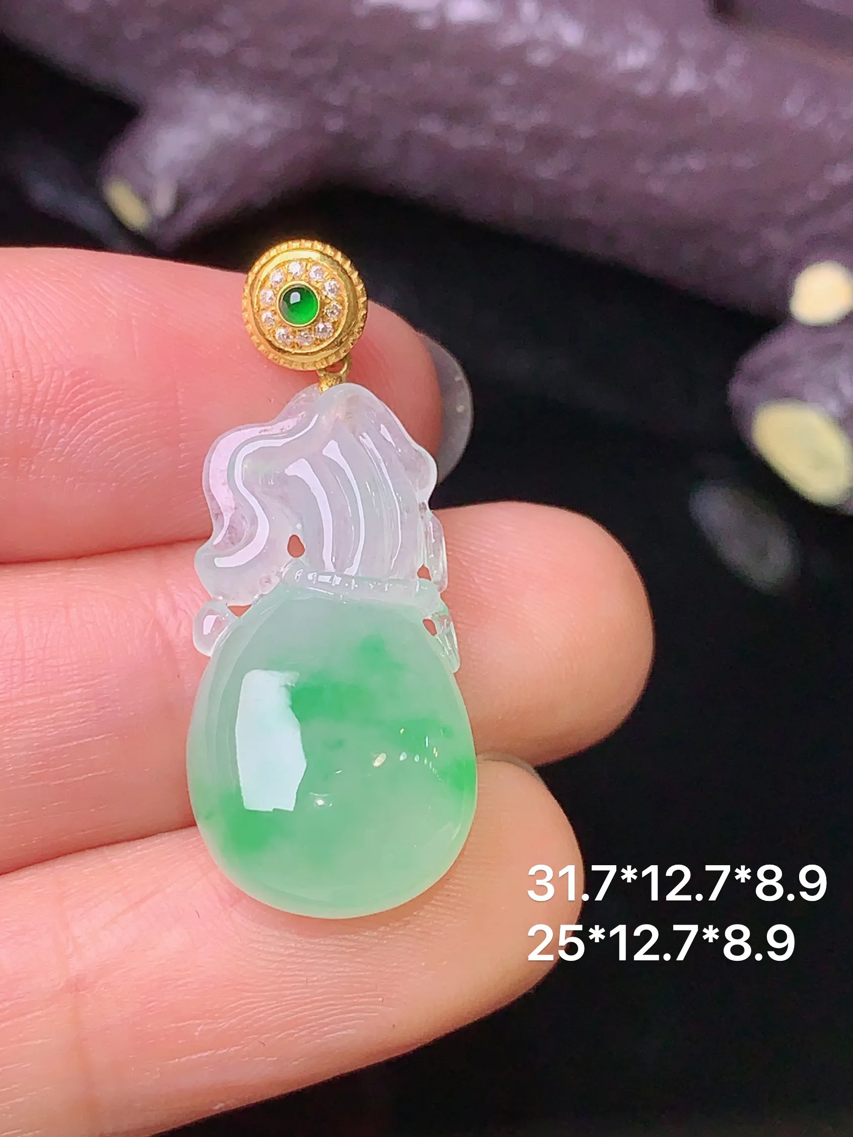 18k金钻镶嵌飘绿钱袋吊坠 玉质细腻 色泽艳丽 整体尺寸31.7*12.7*8.9