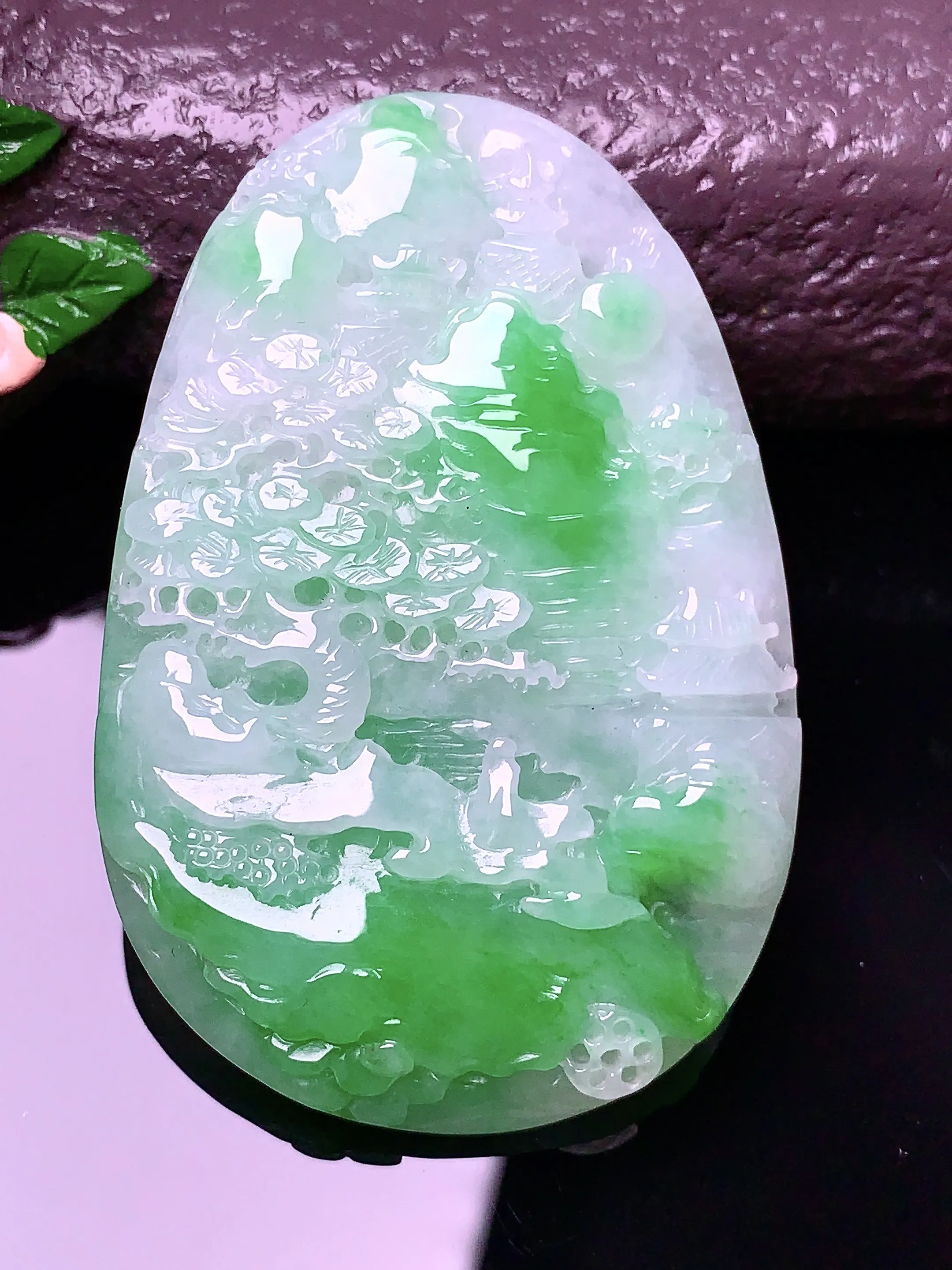 飘绿山水牌吊坠 玉质细腻 色泽艳丽 整体尺寸55.8*37.3*6.5