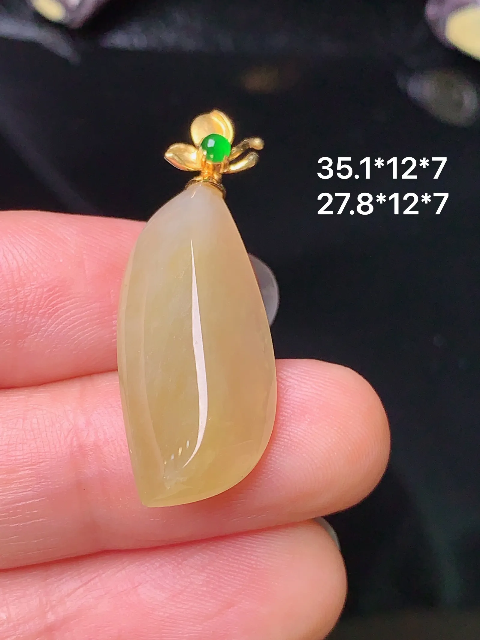 18k金镶嵌黄翡随形吊坠 玉质细腻 色泽艳丽 整体尺寸35.1*12*7