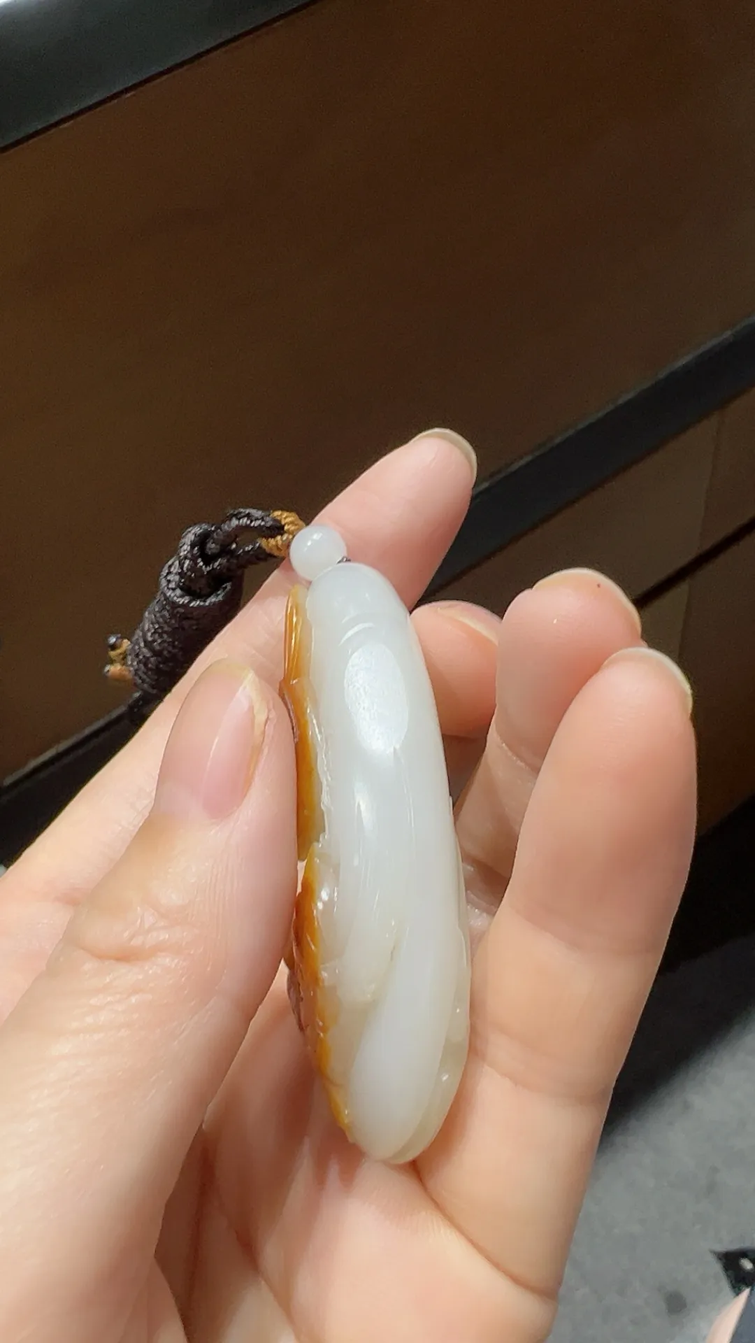 高品质｜新疆和田玉籽料｜双喜临门
红皮白肉 聚皮巧雕 可收藏品质

重45.7克 尺寸57*31.8*16.4m m