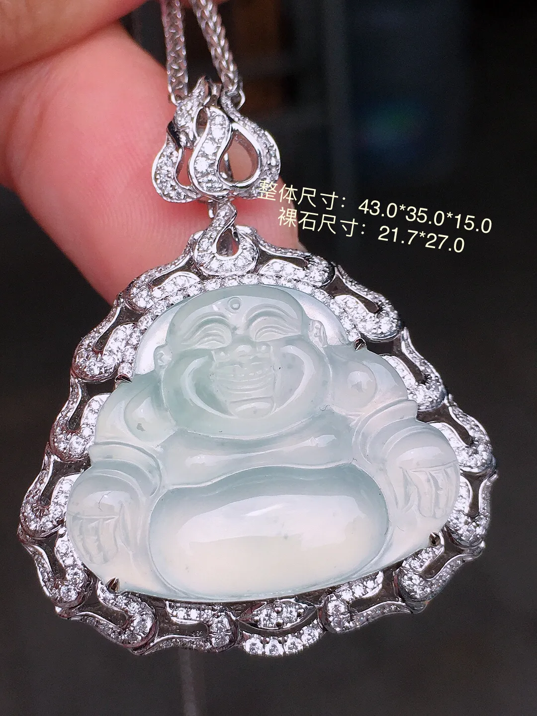 冰种佛公吊坠，玉质细腻，荧光感超
强，饱满水润，气质满满。18k
金豪华镶嵌