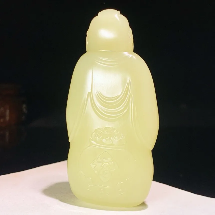 新疆若羌黄口料财神把件。尺寸81/38.5/21mm重100克。玉质细腻油润。手推出油。品相大气。lt250520