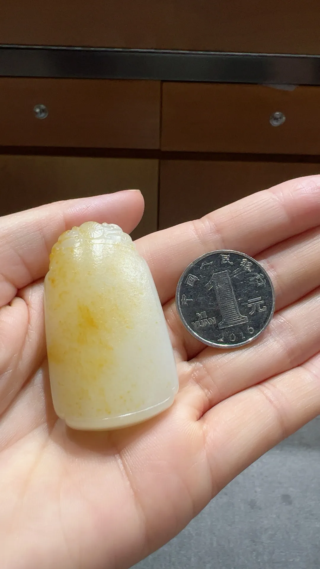 新品｜籽料黄皮无事牌

重40.3克 尺寸50*28.8*16mm