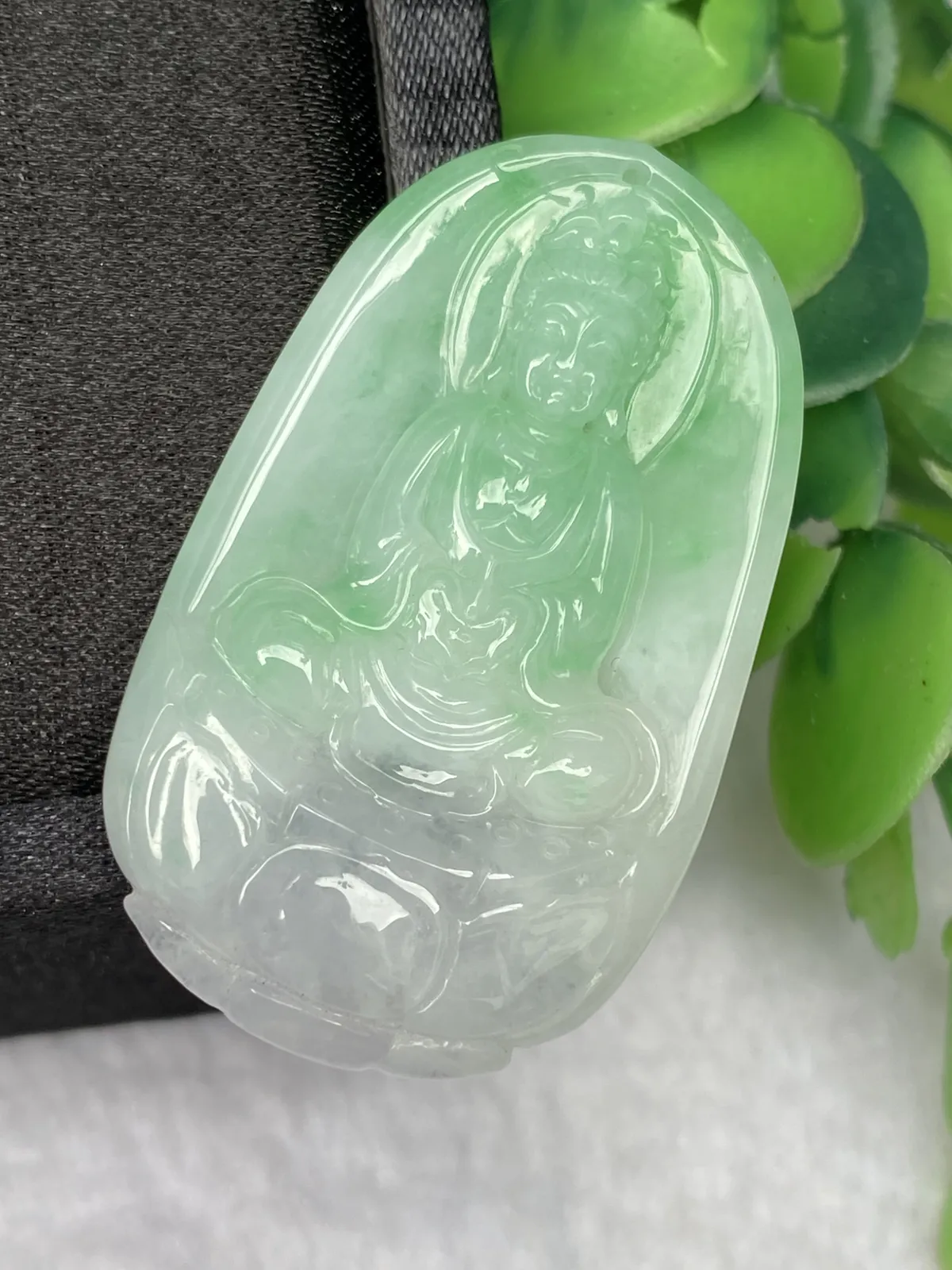 推荐【春彩观音】无纹裂，水润细腻，淡紫莲花冰透近乎白色，绿色阳，品相佳～～