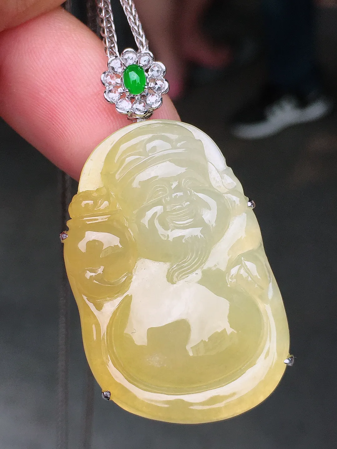 黄翡【财神爷】吊坠，色泽均匀艳丽，玉质细腻，荧光感超
强，饱满水润，气质满满。18k
金豪华镶嵌
