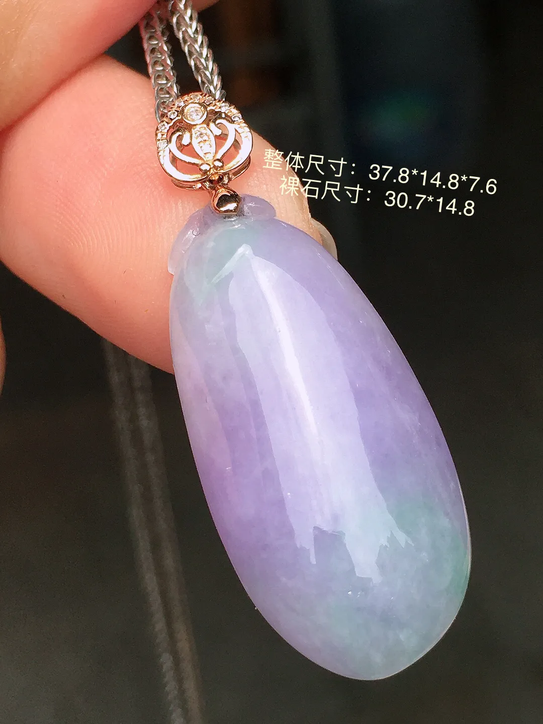 紫罗兰春彩福瓜吊坠，色泽艳丽，玉质细腻，荧光感超
强，饱满水润，气质满满。18k
金豪华镶嵌